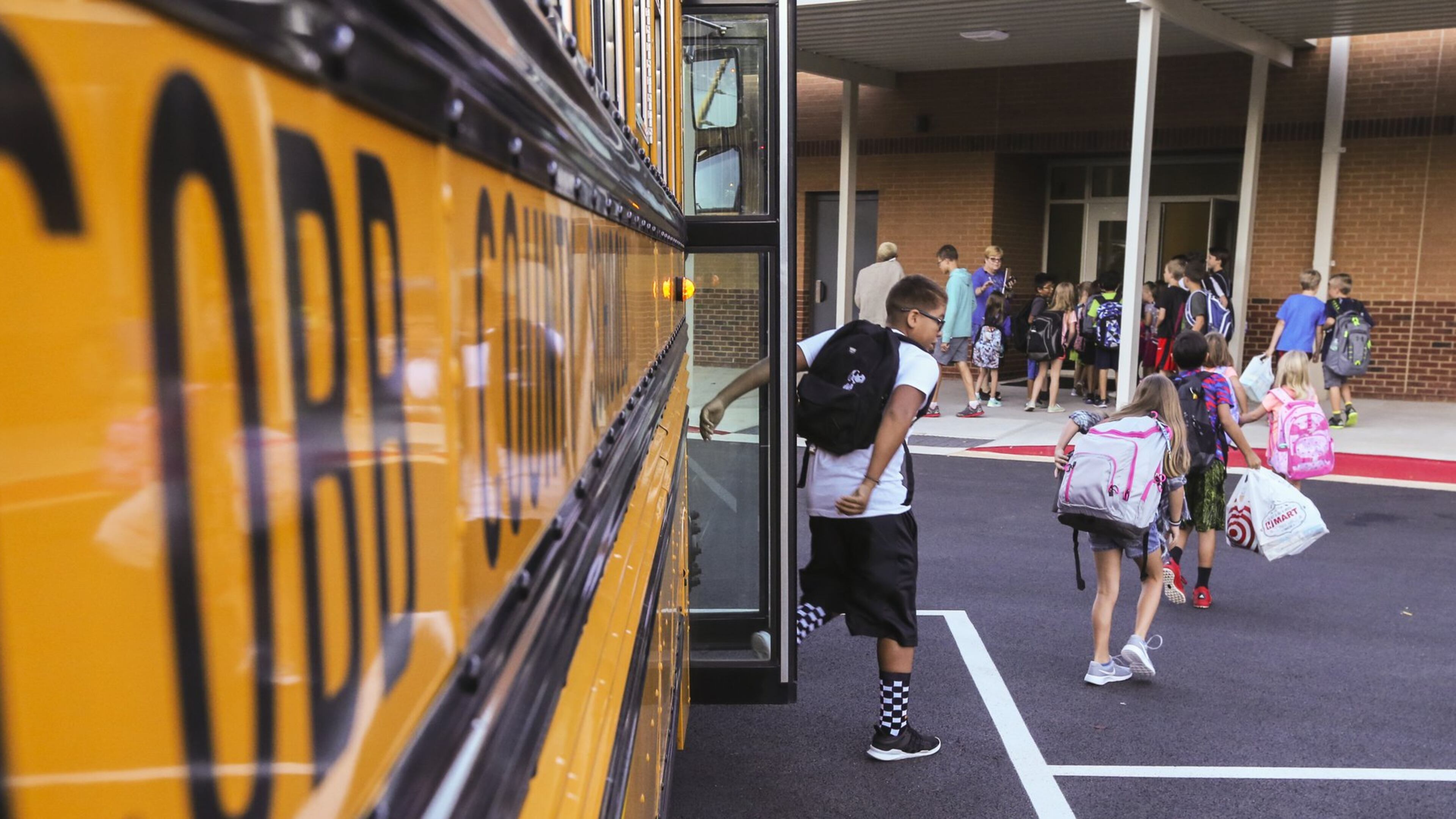 Cobb County schools started back to school Monday. In this photo, students arrive for class at Mountain View Elementary School on Sandy Plains Road in Cobb County. JOHN SPINK / JSPINK@AJC.COM.