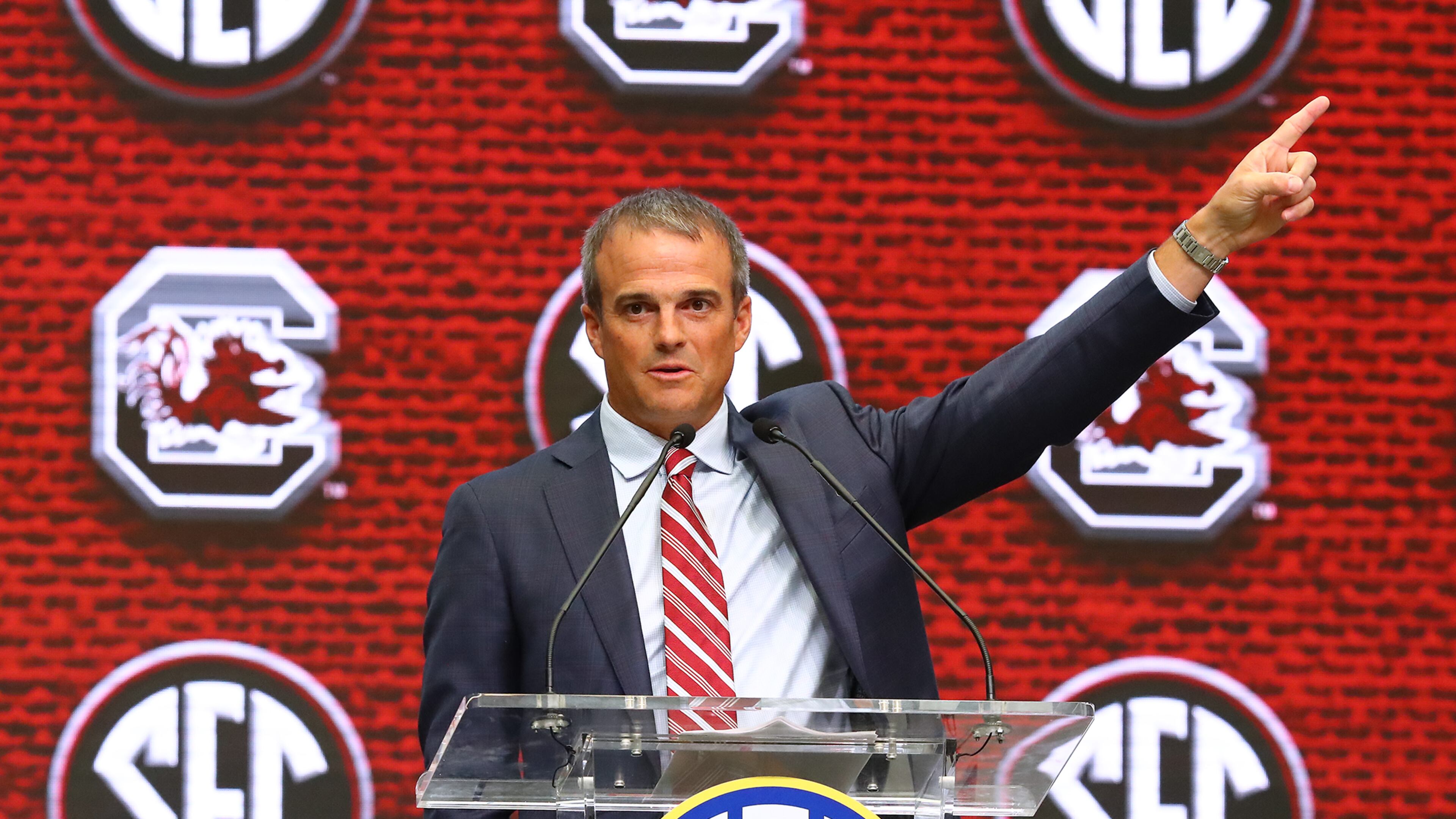 071922 Atlanta: South Carolina head football coach Shane Beamer points to where his famous father, Frank Beamer, the Hall of Fame coach who had decades of success at Virginia Tech, is located in the building during his press conference at SEC Media Days in the College Football Hall of Fame on Tuesday, July 19, 2022, in Atlanta. “Curtis Compton / Curtis Compton@ajc.com”