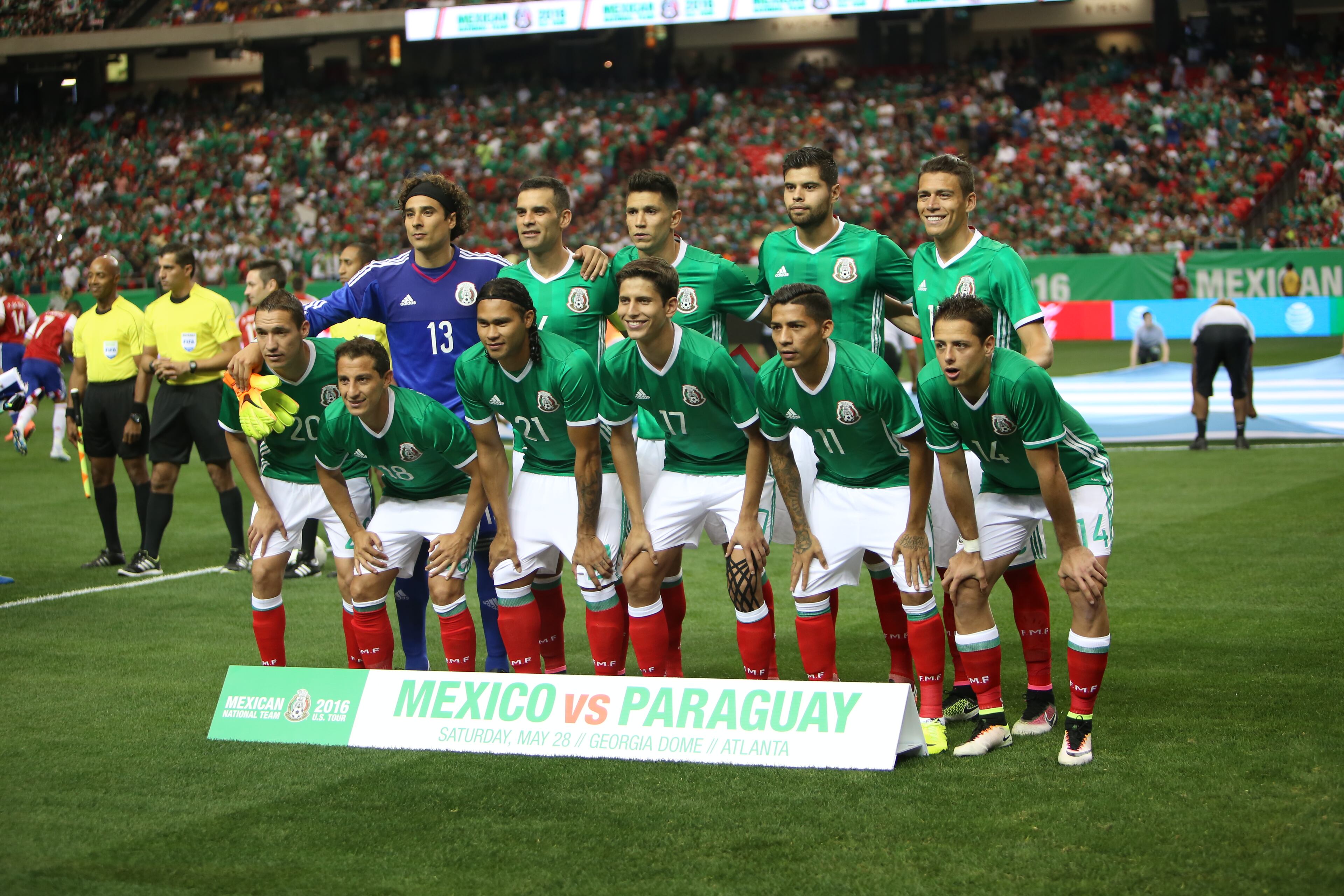 Members of the Mexican national team pose for a photo. Photo by Miguel Martinez / Mundo Hispanico