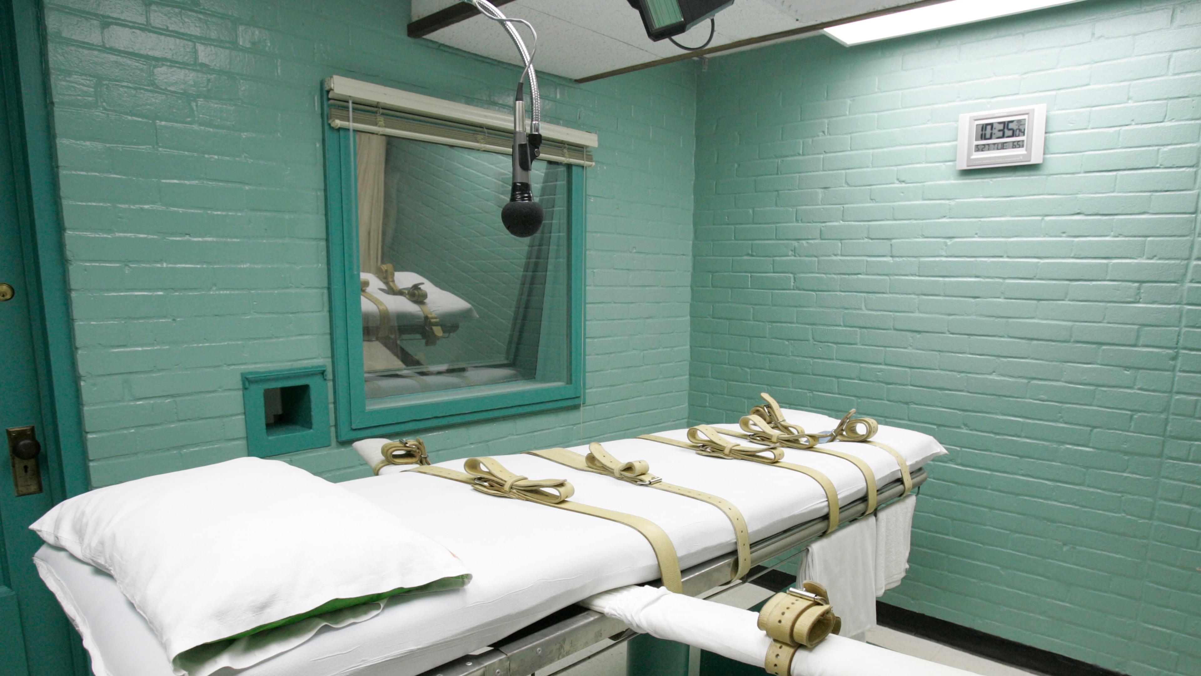 FILE - The state of Texas execution chamber in Huntsville, Texas, is seen on May 27, 2008. (AP Photo/Pat Sullivan, File)