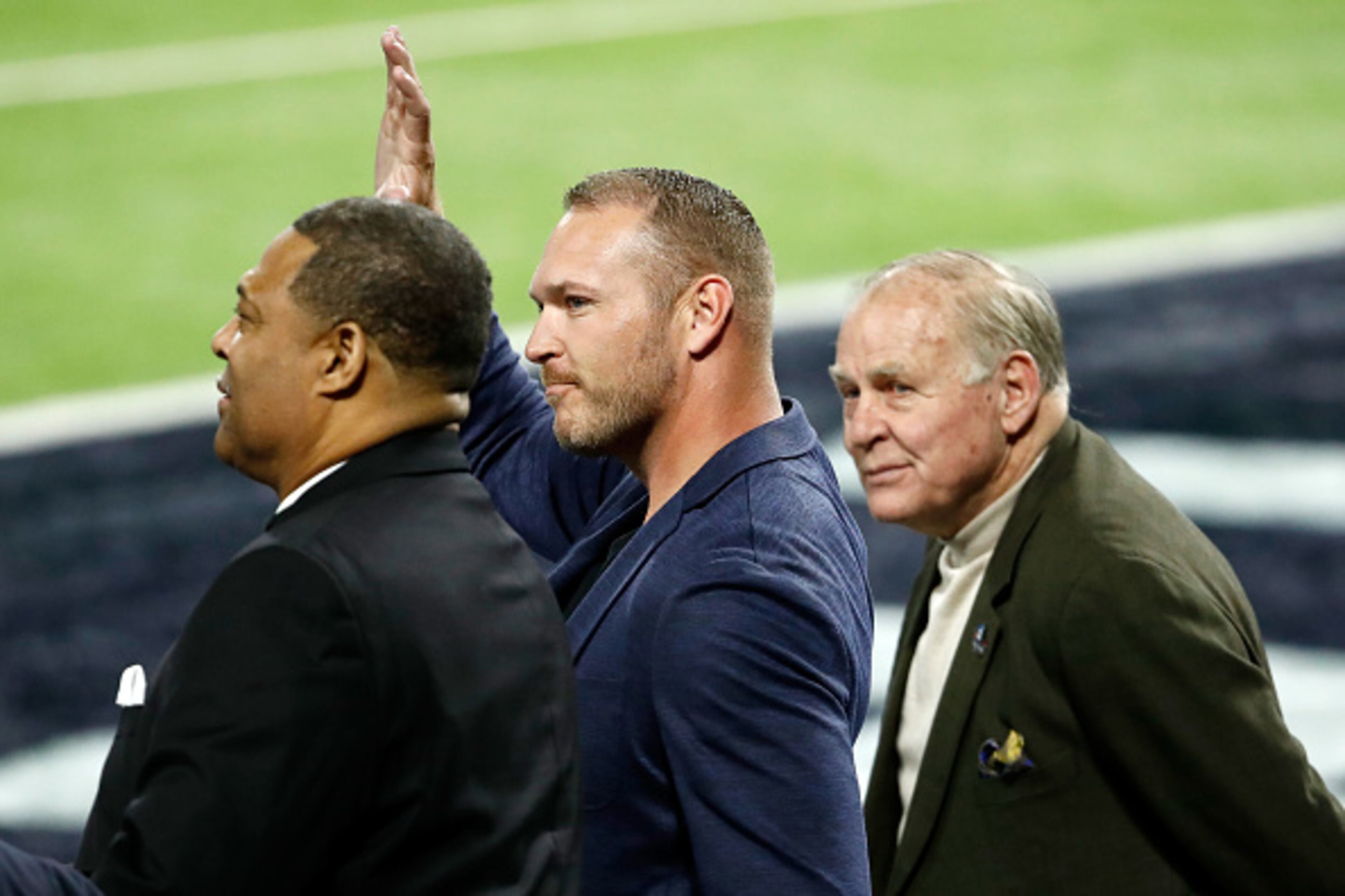 MINNEAPOLIS, MN - FEBRUARY 04: Chicago Bears Brian Urlacher waves to the crowd as he is honored during a timeout for being inducted into the NFL Hall of Fame at Super Bowl LII at U.S. Bank Stadium on February 4, 2018 in Minneapolis, Minnesota. (Photo by Andy Lyons/Getty Images)