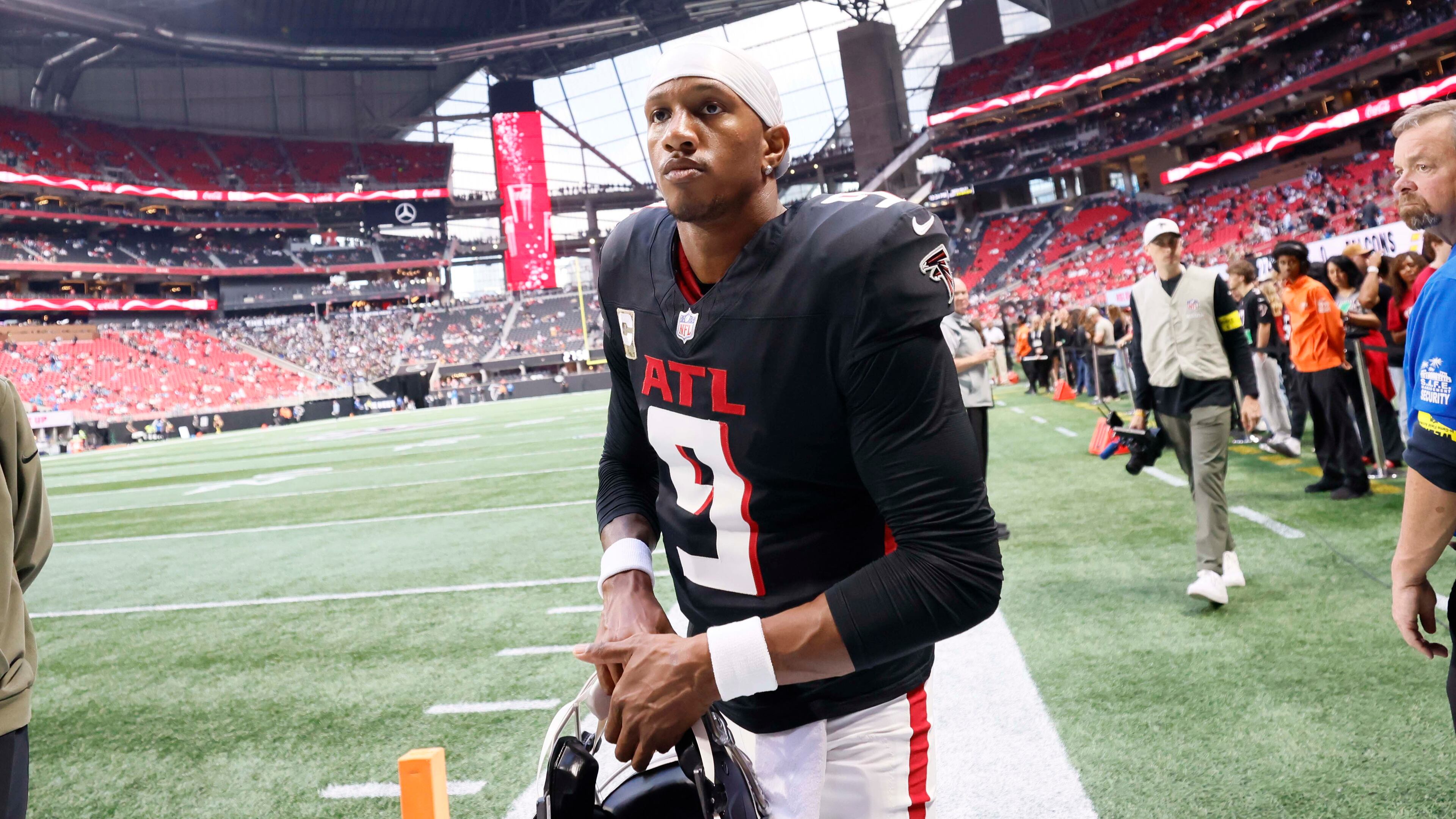 Atlanta Falcons quarterback Michael Penix Jr. leaves the field after warm-ups as the team prepares to face the Carolina Panthers at Mercedes-Benz Stadium in Atlanta on Sunday, Nov. 16, 2025. (Miguel Martinez/AJC)