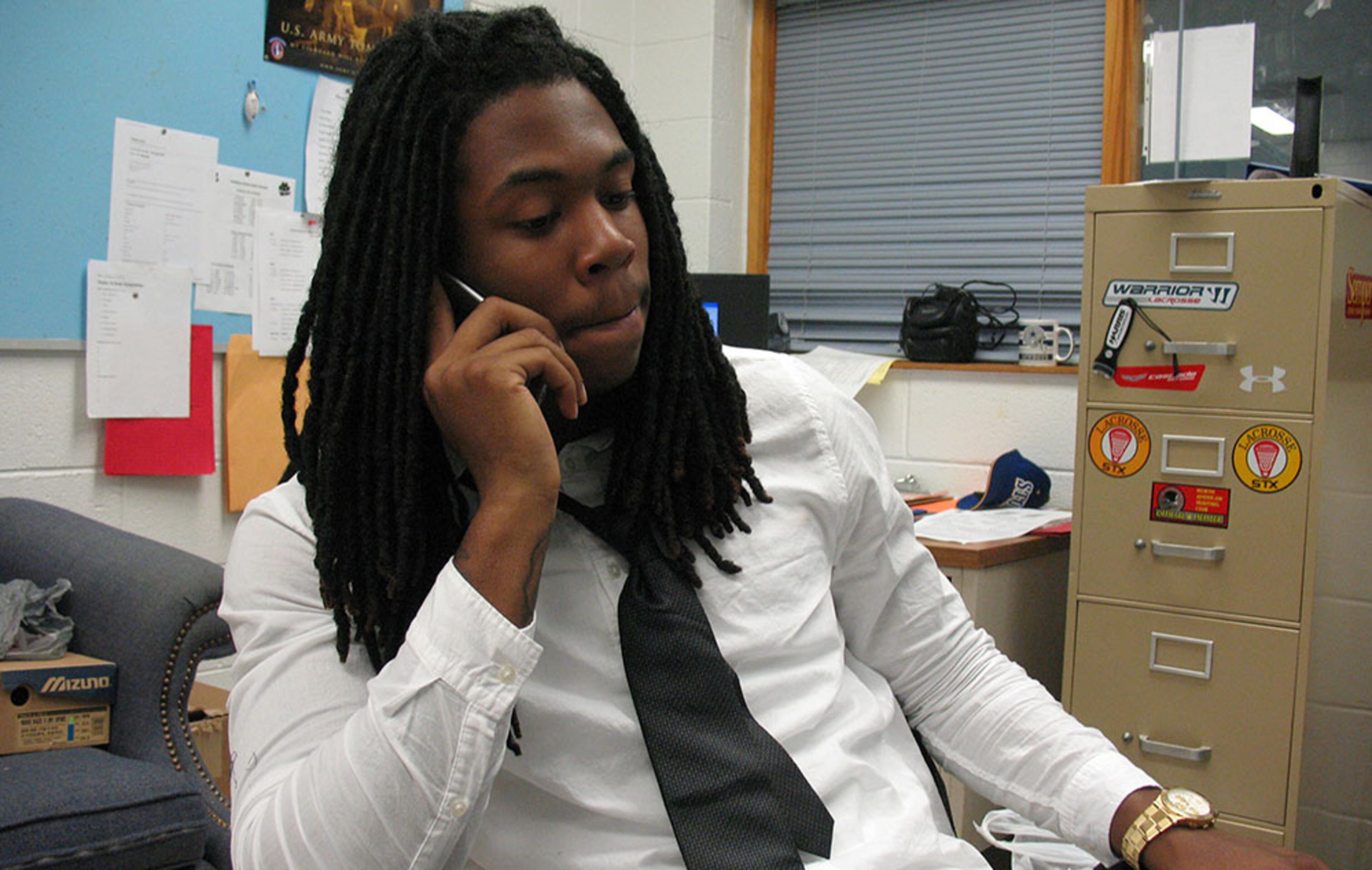 Juwuan Briscoe spends a lot of time on his phone. In fact, it was a direct message on Twitter from Georgia assistant coach Kevin Sherrer than changed the course of his recruitment and eventually led him to the Bulldogs. (AJC / CHIP TOWERS)