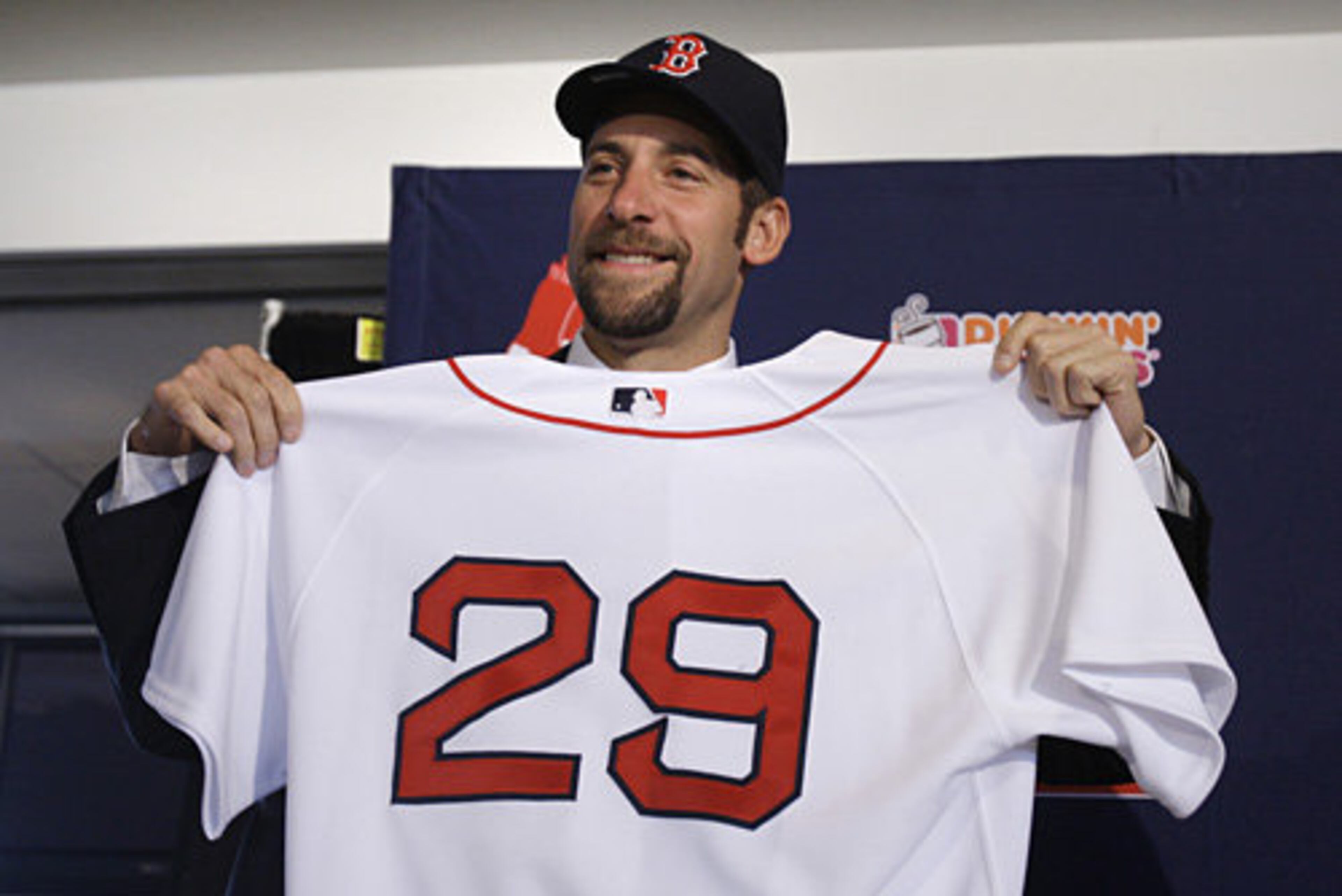 In January 2009, Smoltz signed a one-year deal with Boston.