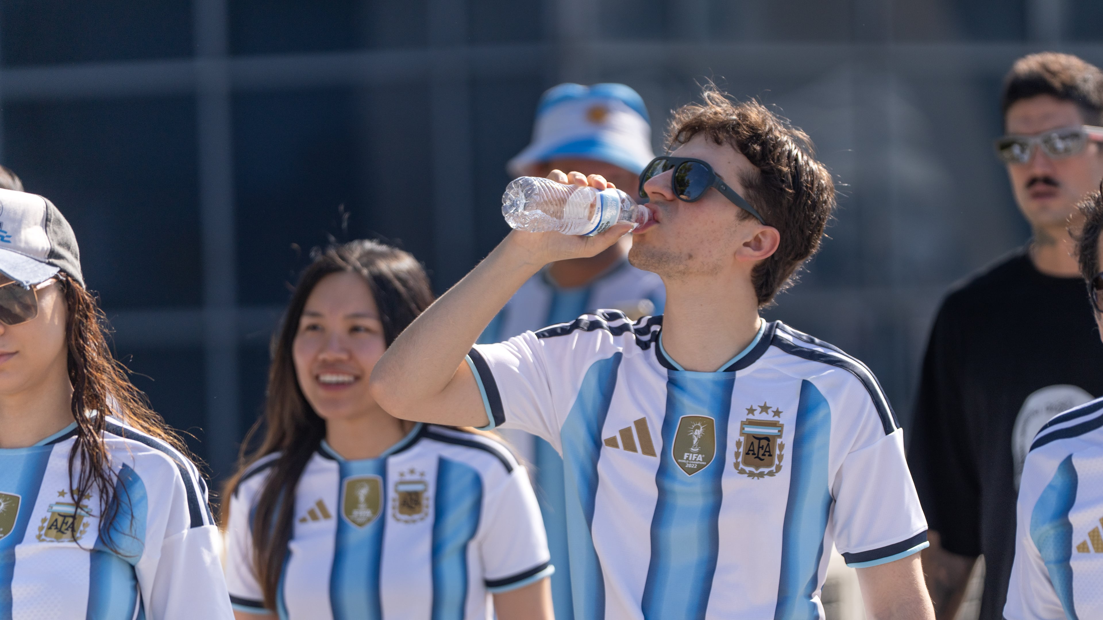 A man in a Argentina jersey drinks water outside of Atlanta stadium ahead of the Argentina versus Egypt World Cup game on July 7, 2026. (Ben Hendren for the AJC)