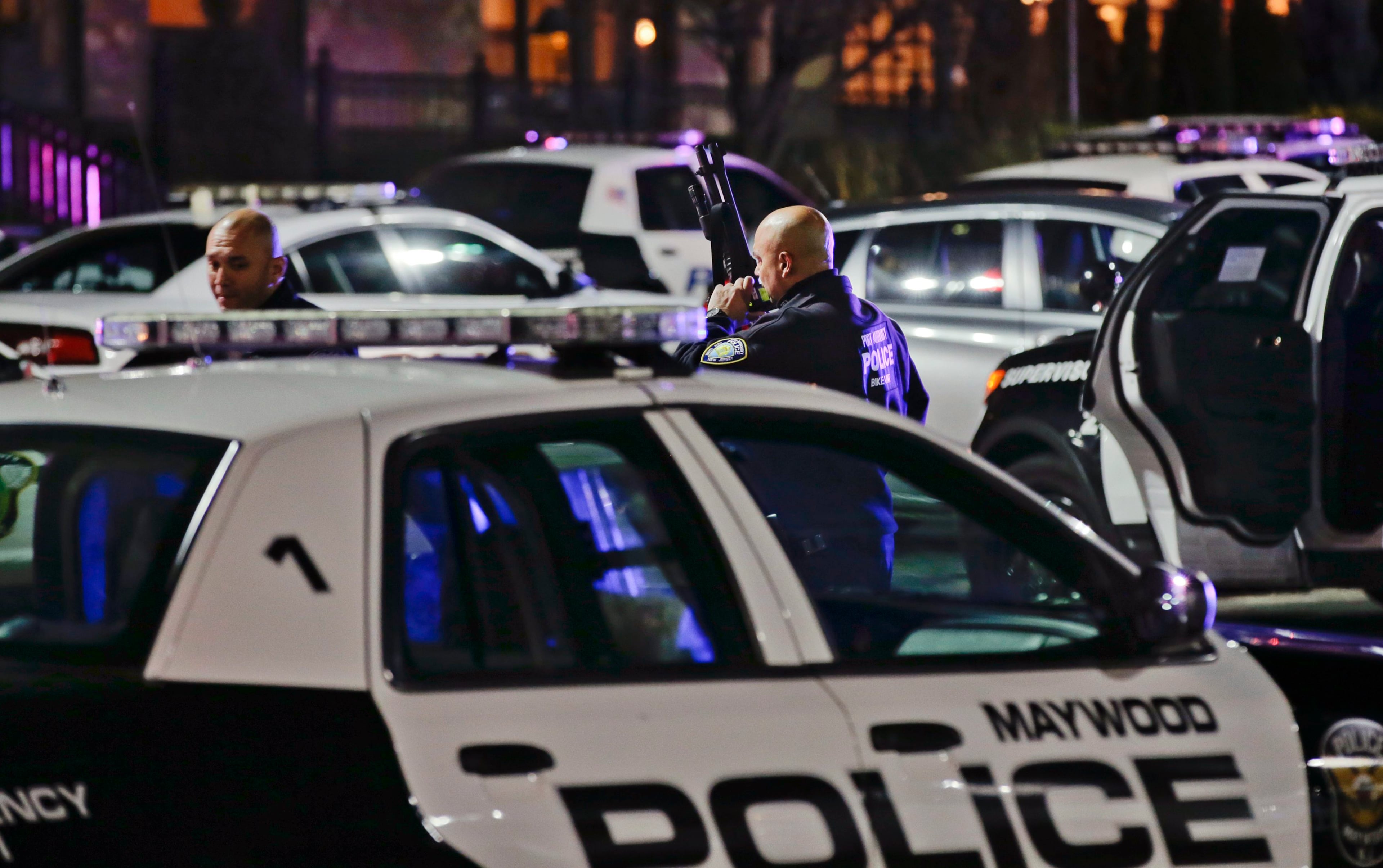 Police secure the area after reports that a gunman fired shots at the Garden State Plaza mall in Paramus, New Jersey, November 4, 2013. A person with a gun opened fire on Monday evening in the New Jersey shopping mall shortly before closing time in the town of Paramus, and the mall was being evacuated, a county official said. REUTERS/Ray Stubblebine