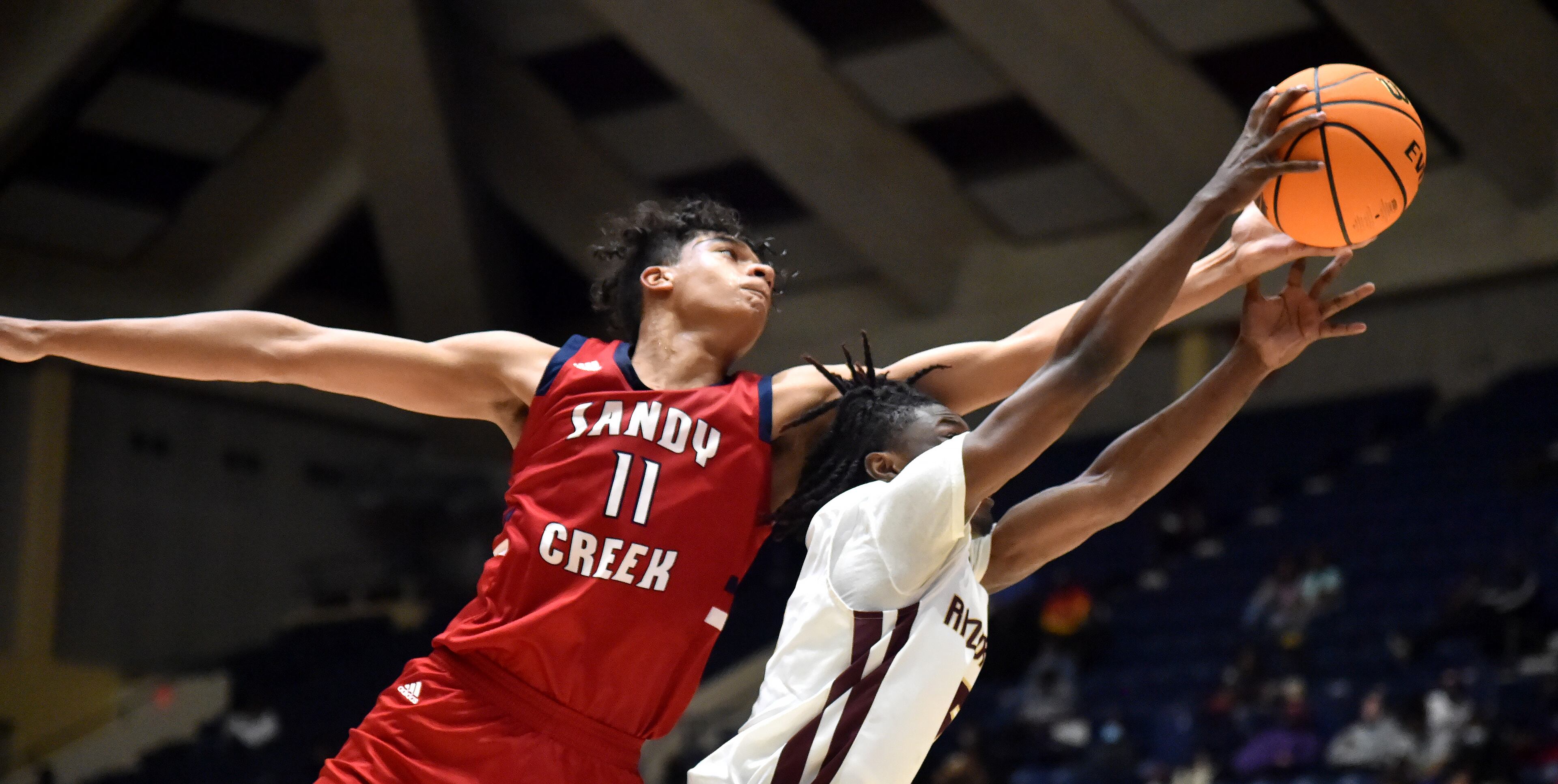 March 12, 2021 Macon - Sandy Creek's Micah Smith (11) and Cross Creek's Jaquez Ellison (right) go for a loose ball during the 2021 GHSA State Basketball Class AAA Boys Championship game at the Macon Centreplex in Macon on Friday, March 12, 2021 Cross Creek won 57-49 over Sandy Creek. (Hyosub Shin / Hyosub.Shin@ajc.com)
