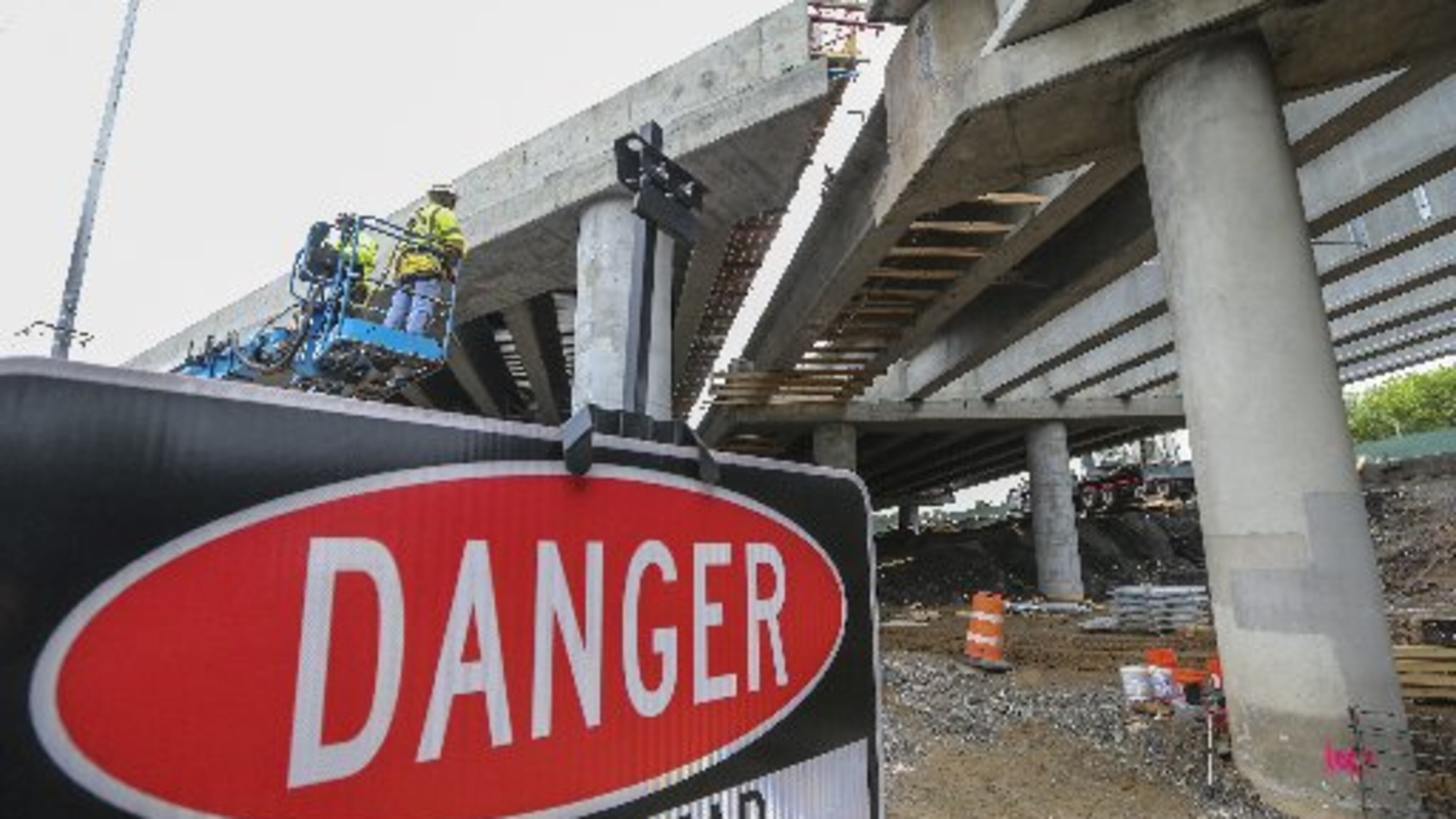 Crews work to repair the I-85 bridge. JOHN SPINK / JSPINK@AJC.COM