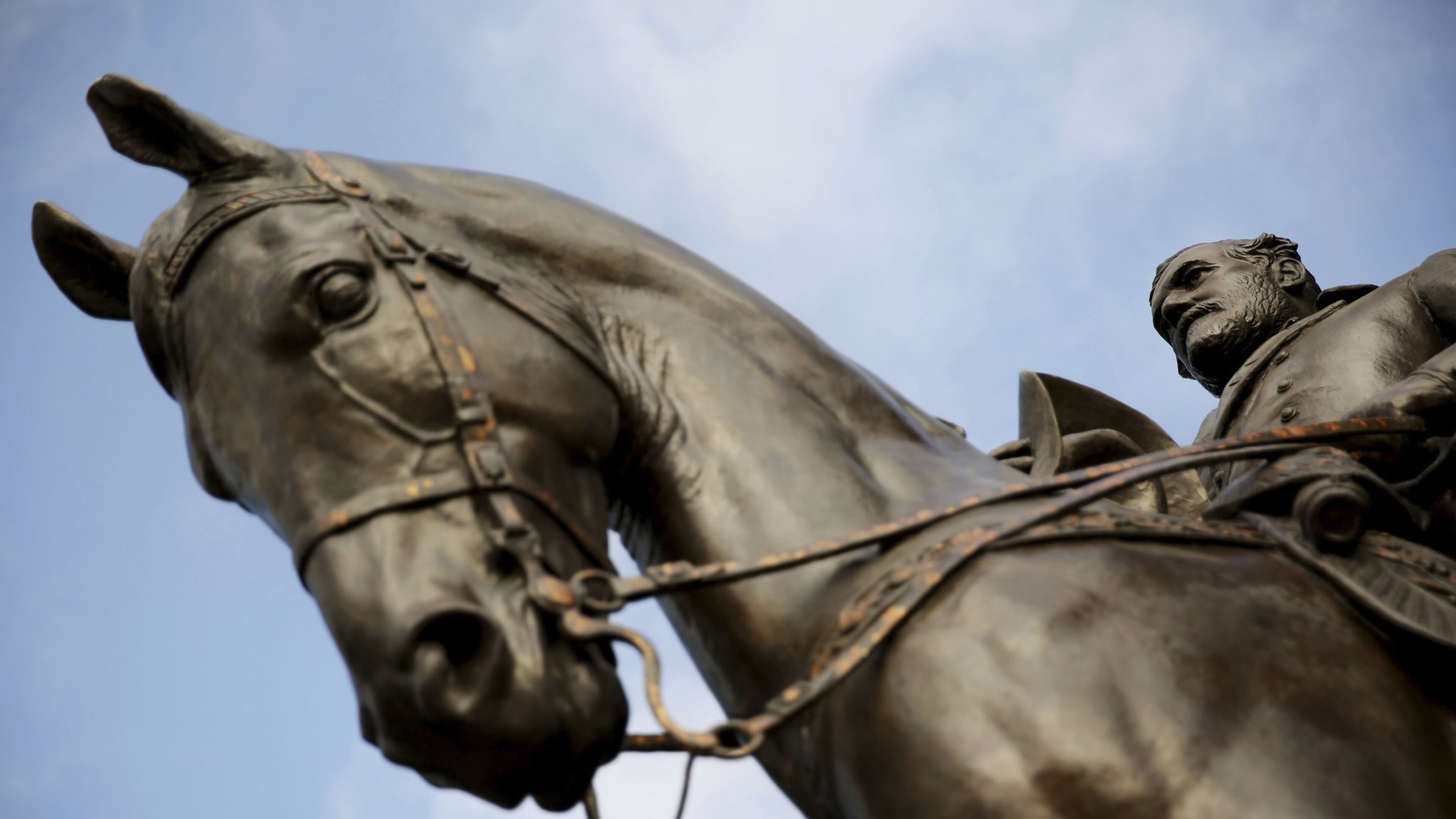 A statue of Confederate Gen. Robert E. Lee stands in Robert E. Lee Park in the Oak Lawn neighborhood of Dallas. (Andy Jacobsohn/The Dallas Morning News)