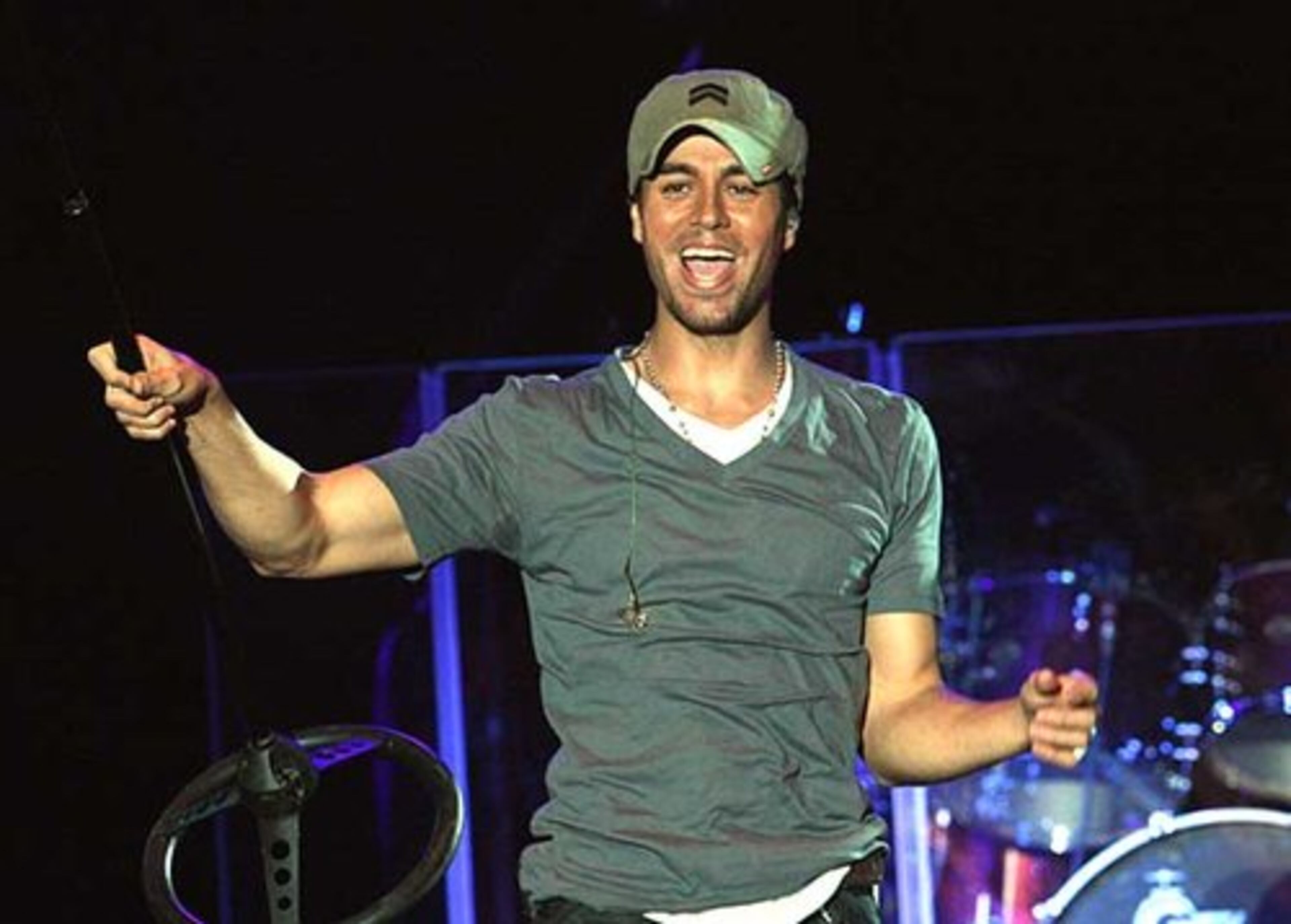 Enrique Iglesias entertained a sold out Chastain Park Amphitheatre crowd. Also on the bill was Aventura.