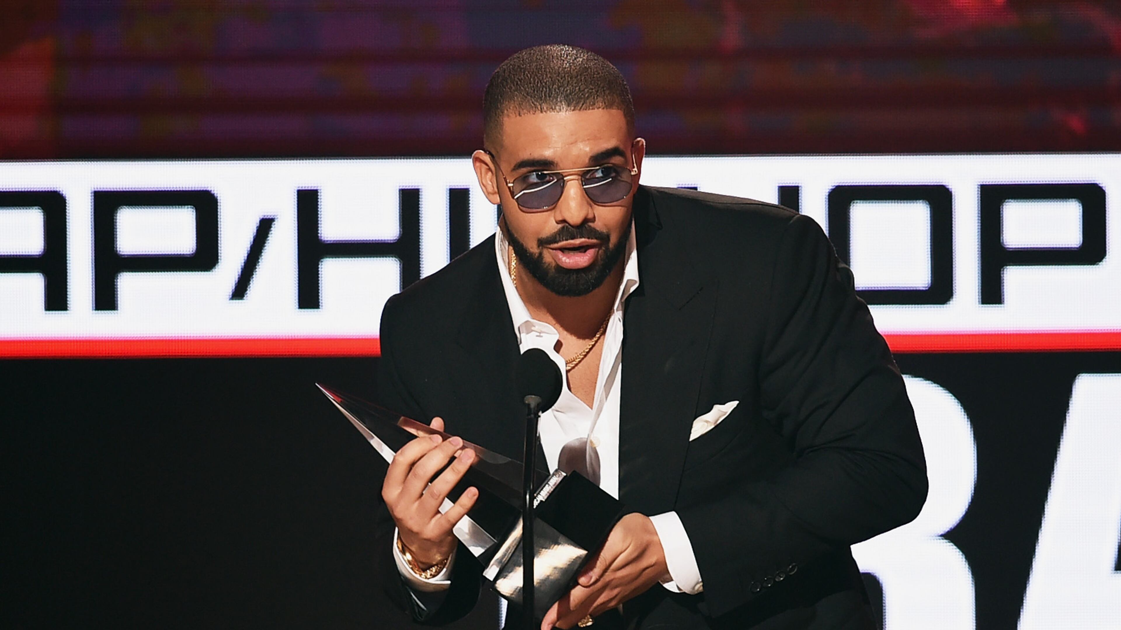 LOS ANGELES, CA - NOVEMBER 20: Rapper Drake accepts Favorite Rap/Hip-Hop Artist onstage during the 2016 American Music Awards at Microsoft Theater on November 20, 2016 in Los Angeles, California. (Photo by Kevin Winter/Getty Images)