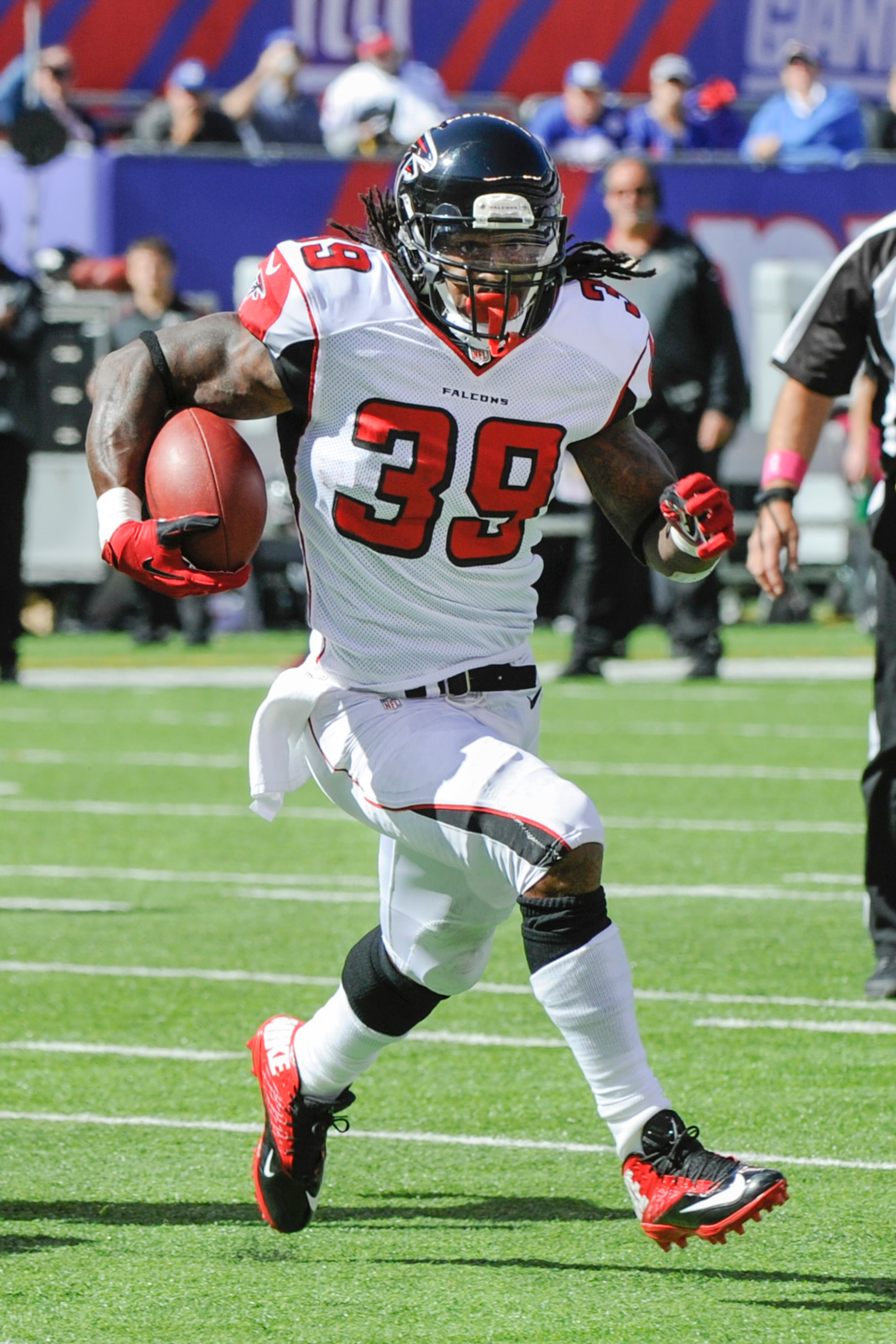 Atlanta Falcons running back Steven Jackson (39) runs for a touchdown score against the New York Giants during the first half of an NFL football game, Sunday, Oct. 5, 2014, in East Rutherford, N.J. (AP Photo/Bill Kostroun)