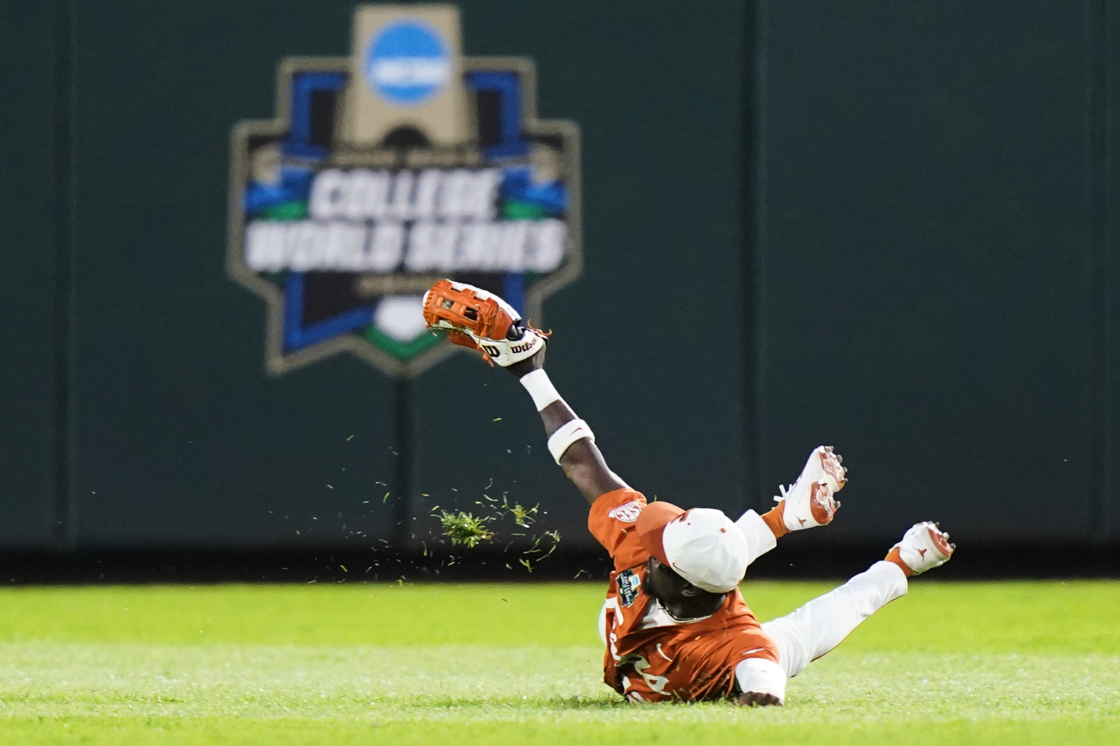 Texas outfielder Dariyan Pendergrass (42) catches the ball and then drops it during an NCAA baseball College World Series elimination game against Georgia, Tuesday, June 16, 2026 in Omaha, Neb. Georgia won 2-0. (AP Photo/Vera Nieuwenhuis)