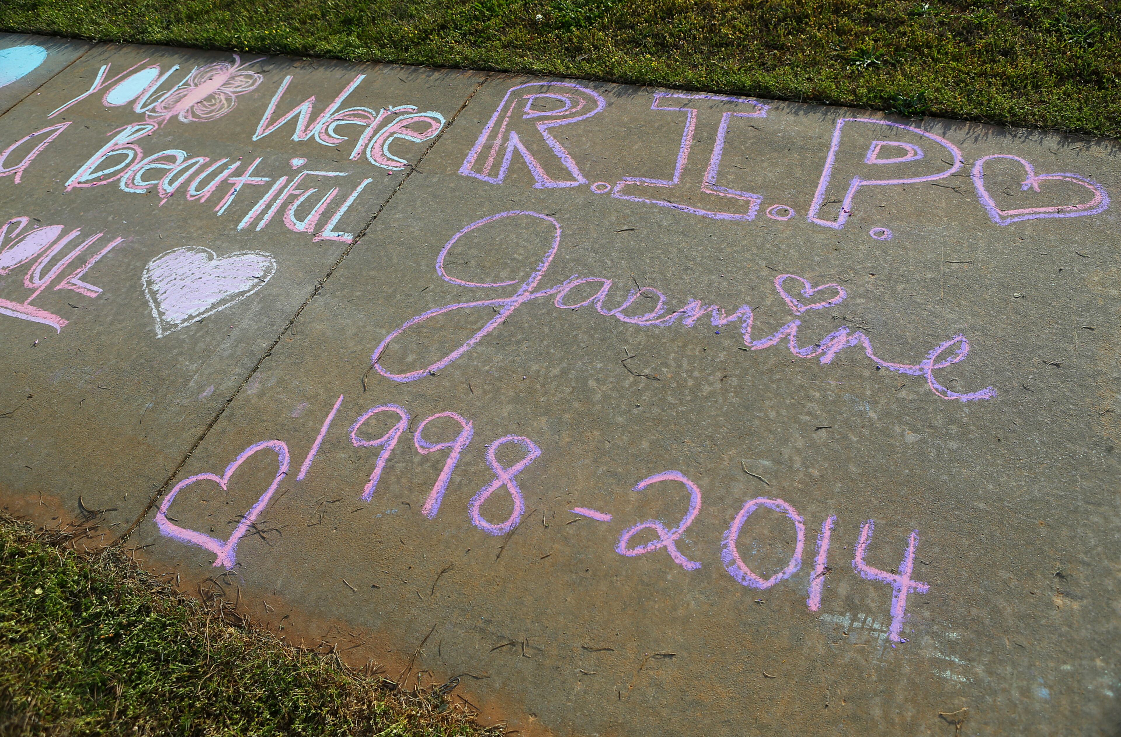 Messages written in chalk for 16-year-old Henry County girl Jasmine Poole cover the sidewalk at Dutchtown High School on Thursday, May 8, 2014, in Hampton. Poole was killed and two other teens injured in a Wednesday afternoon wreck. CURTIS COMPTON / CCOMPTON@AJC.COM