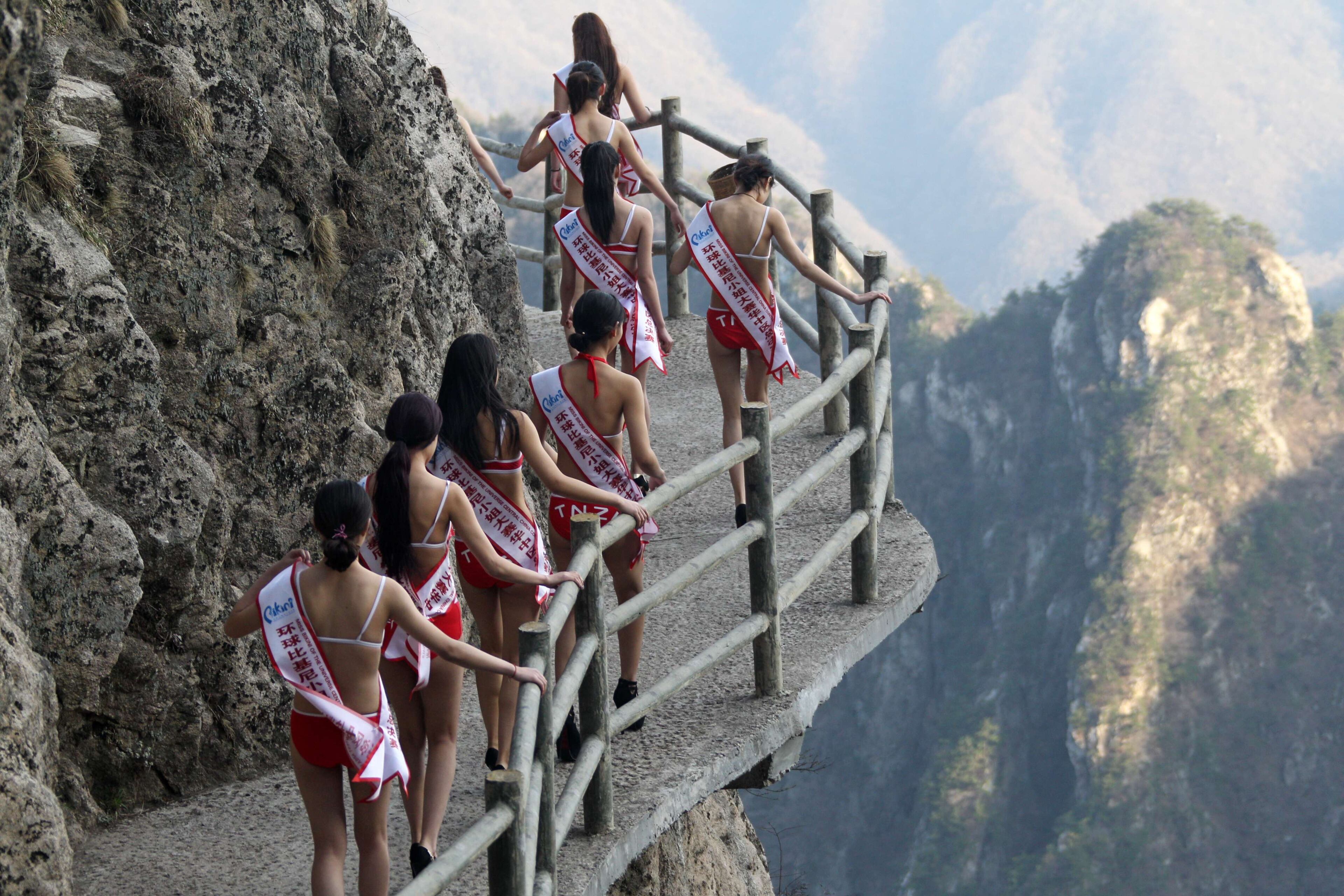 LUOYANG, CHINA - APRIL 17: (CHINA OUT) Beauty pageant models in bikinis walk on a cliff pathway 2000 meters above the ground as part of a challenge on April 17, 2015 in Luoyang, Henan province of China. (Photo by ChinaFotoPress/ChinaFotoPress via Getty Images)