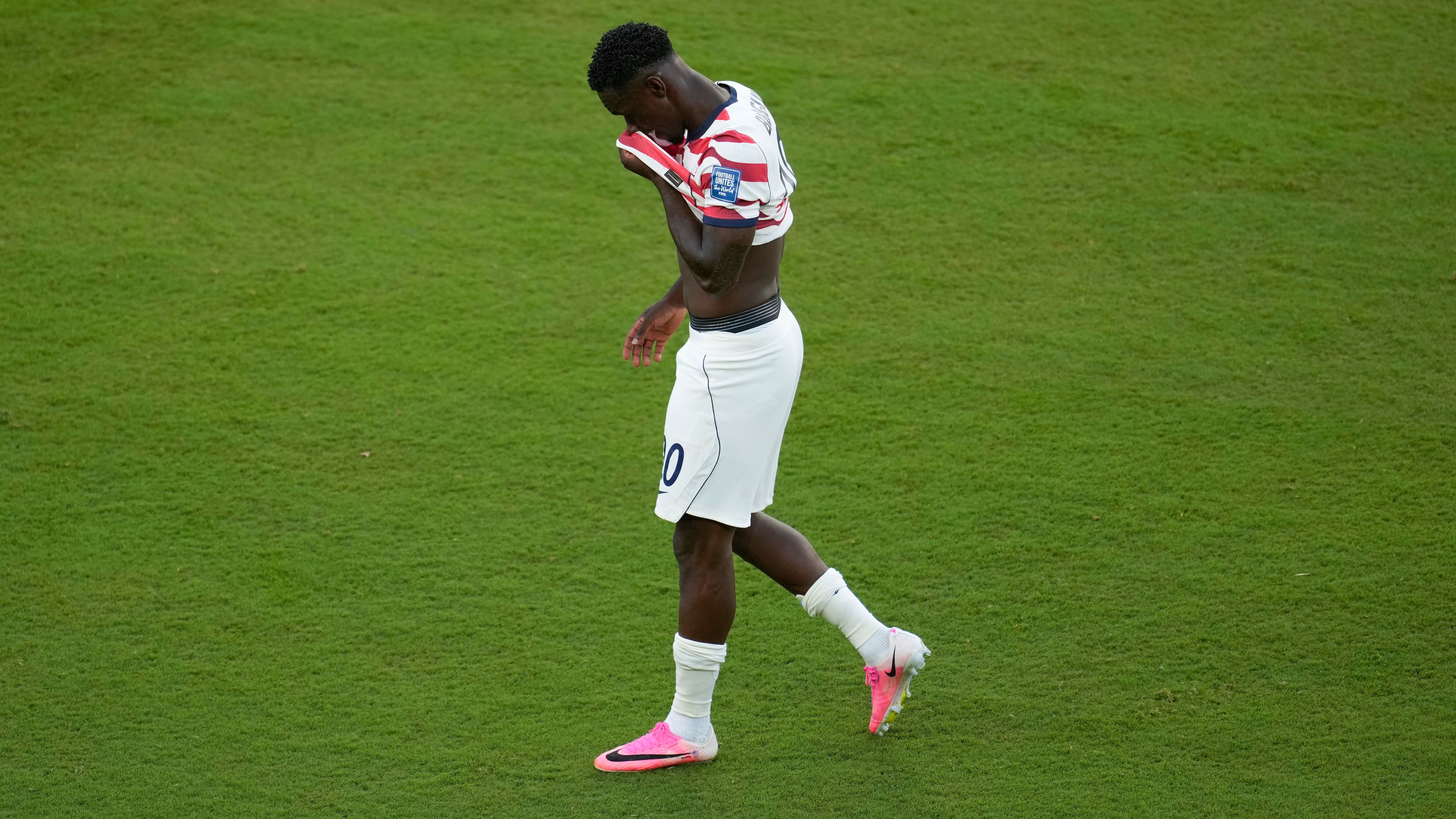 United States' Folarin Balogun (20) reacts to a red card during the World Cup round of 32 soccer match between the United States and Bosnia in Santa Clara, Calif., near San Francisco, Wednesday, July 1, 2026. (AP Photo/Jeff Chiu)