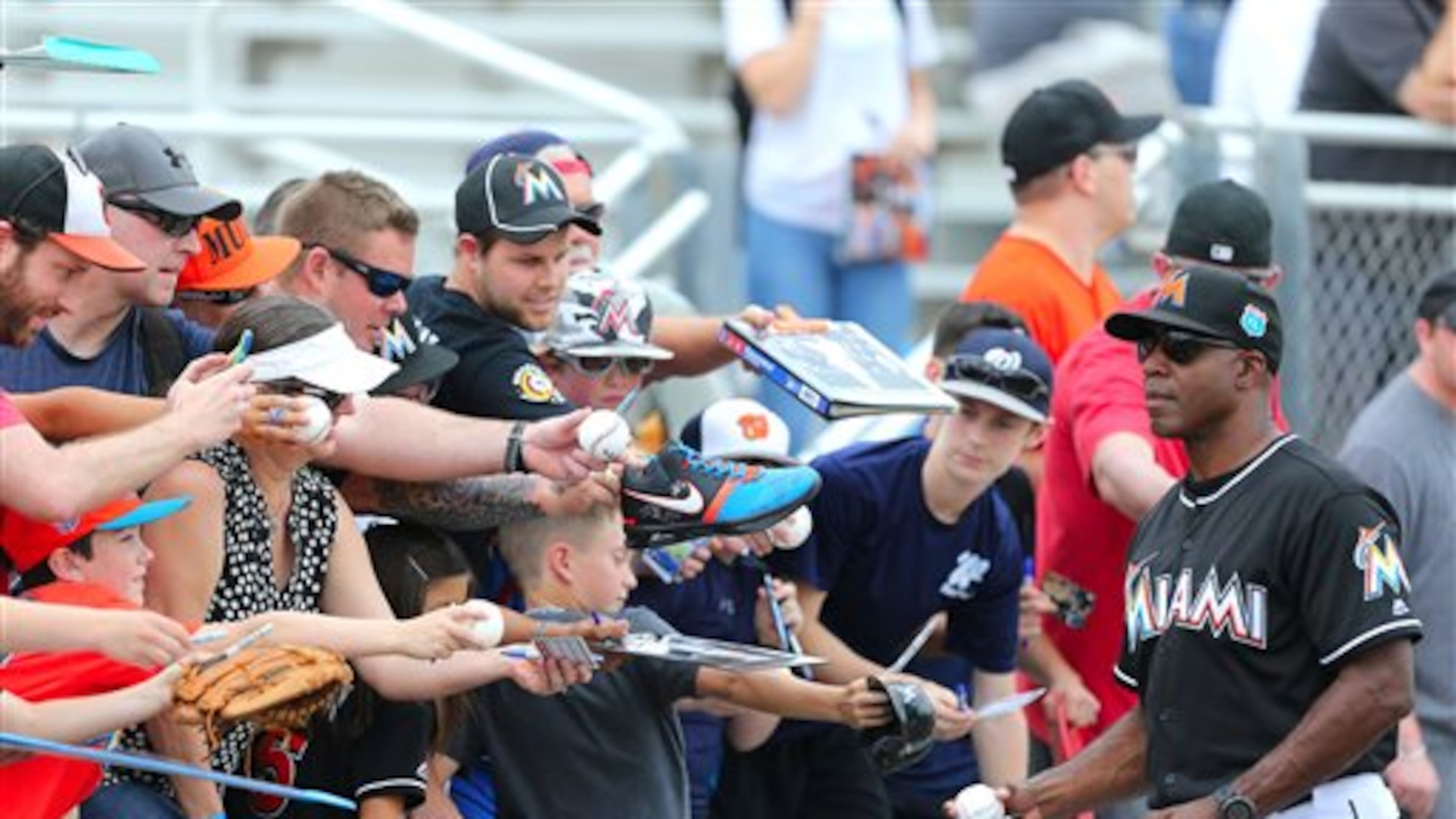 Miami Marlins hitting coach Barry Bonds, signs autographs before a spring training baseball game against the Washington Nationals, Friday, March 4, 2016, at Roger Dean Stadium in Jupiter, Fla. (David Santiago/El Nuevo Herald via AP) MAGS OUT; MANDATORY CREDIT
