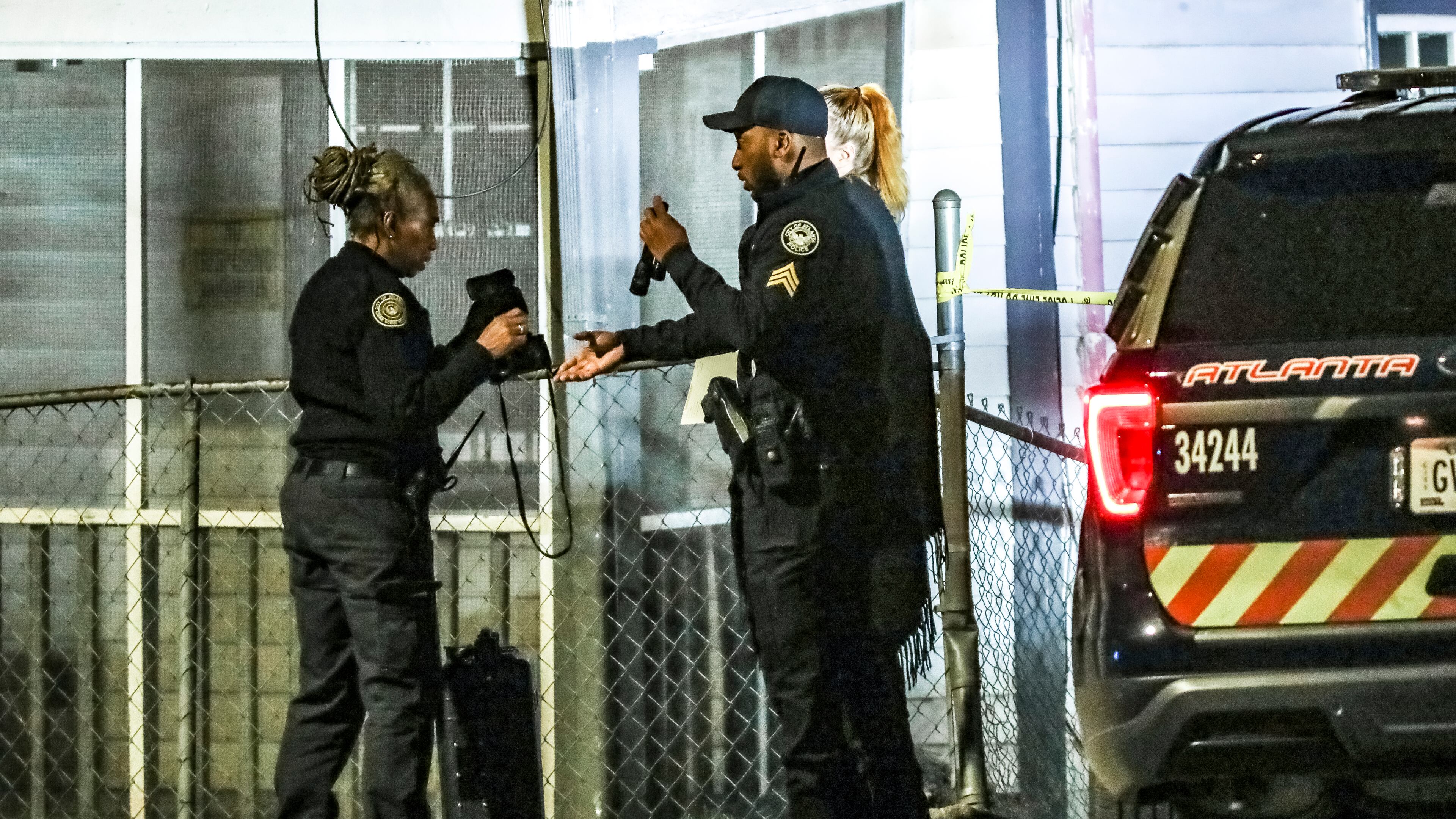 April 29, 2022 Atlanta: Police investigate a shooting in a neighborhood off Joseph E. Lowery Boulevard. (John Spink / John.Spink@ajc.com)