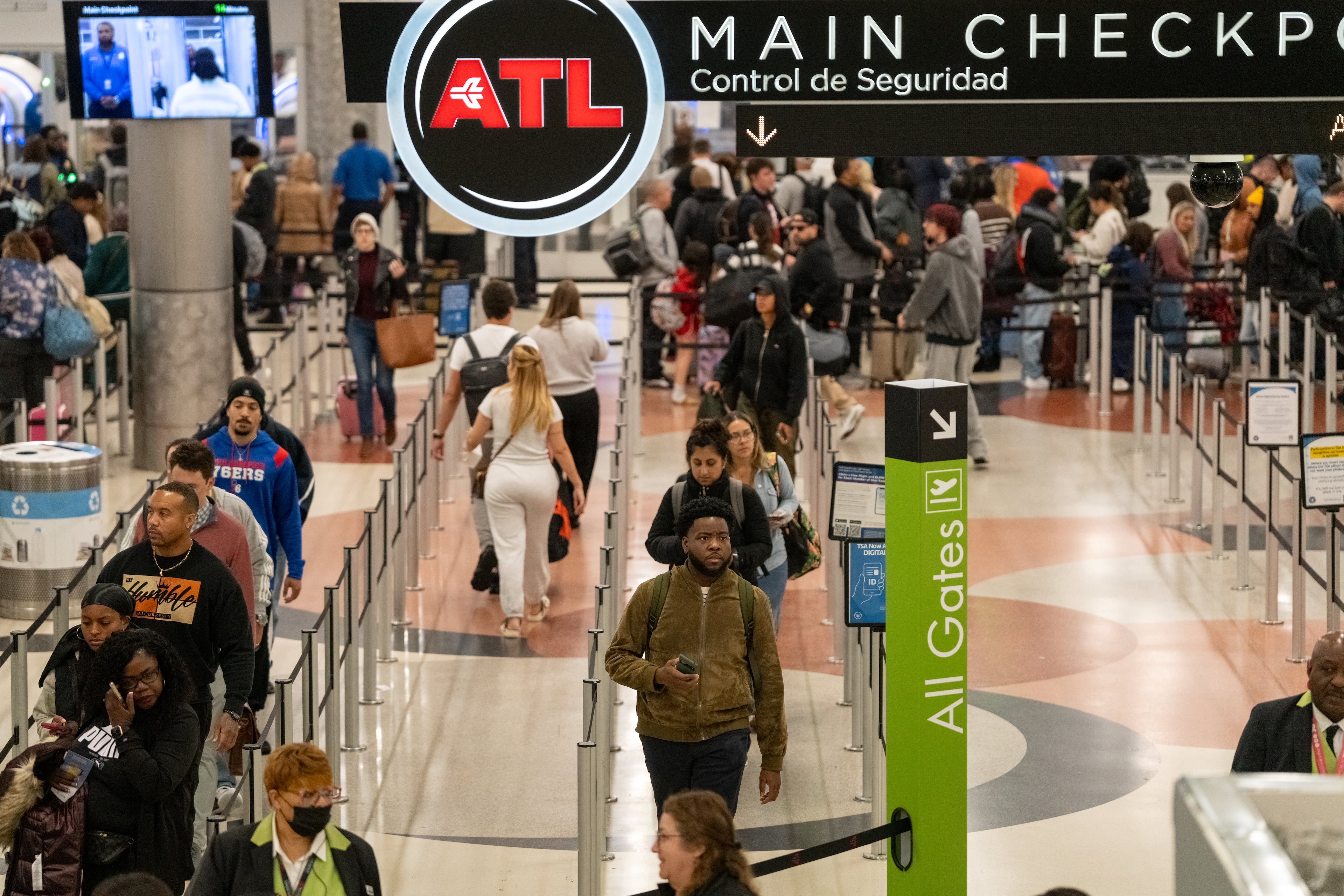 Morning travelers make their way through Hartsfield-Jackson Atlanta International Airport on Monday, October 27, 2025. (Ben Hendren for the AJC)