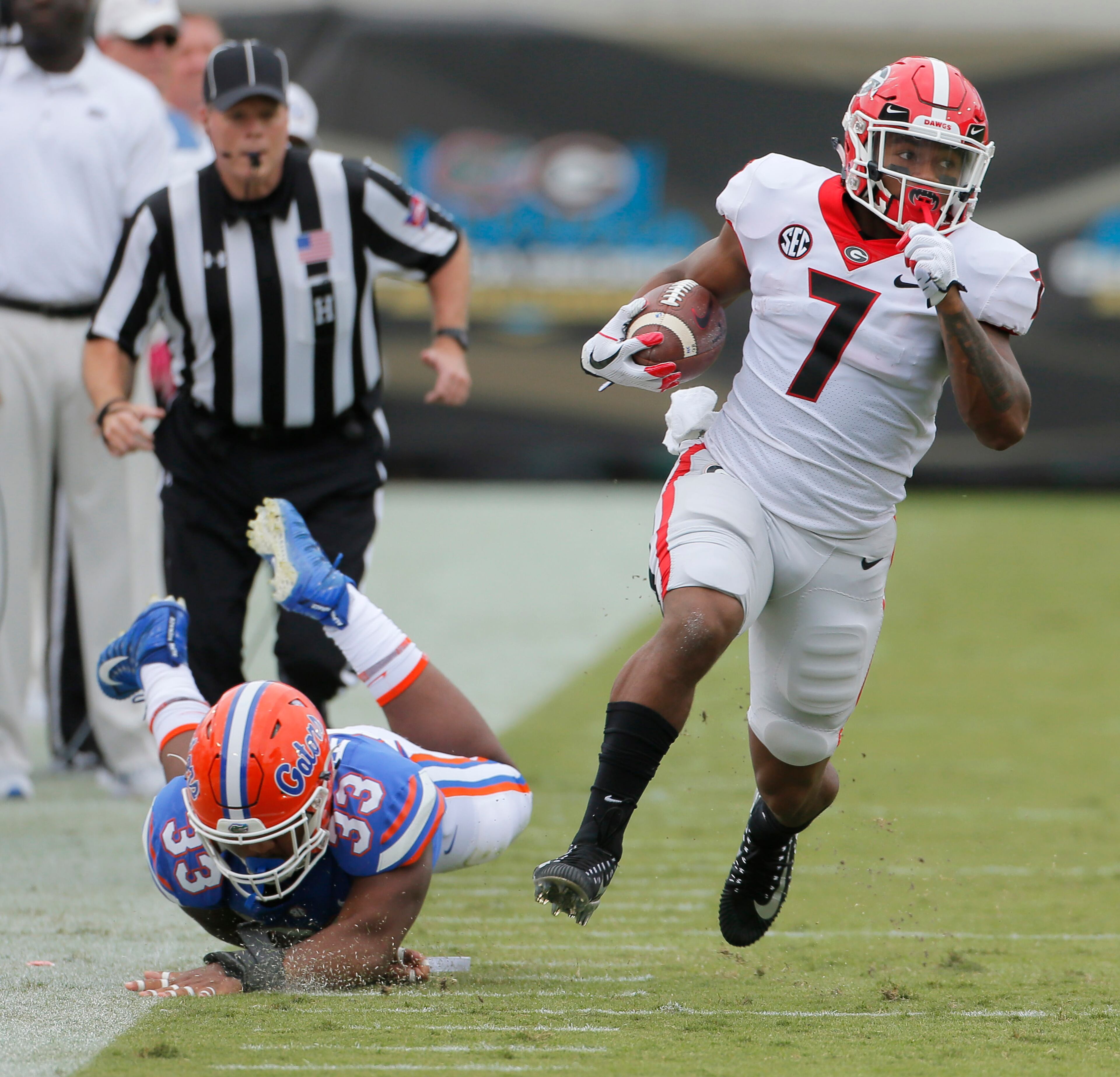 10/28/17 - Jacksonville, FL - Georgia Bulldogs running back D'Andre Swift (7) breaks free on a long run on Georgia's first possession to set up their first TD. NCAA football game between Georgia and Florida at EverBank Field in Jacksonville. BOB ANDRES /BANDRES@AJC.COM