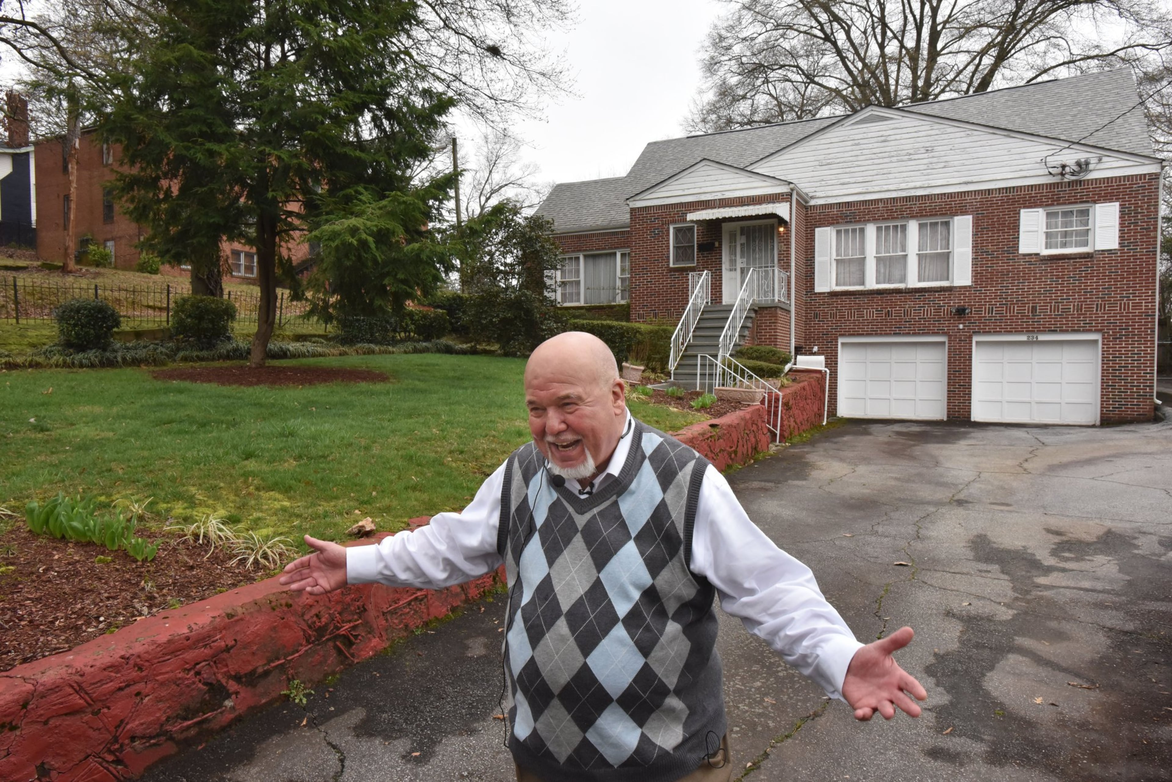 In this 2015 photo, Tom Houck talks in front of the house where Martin Luther King Jr. lived at the time of King's assassination. (Hyosub Shin/AJC)