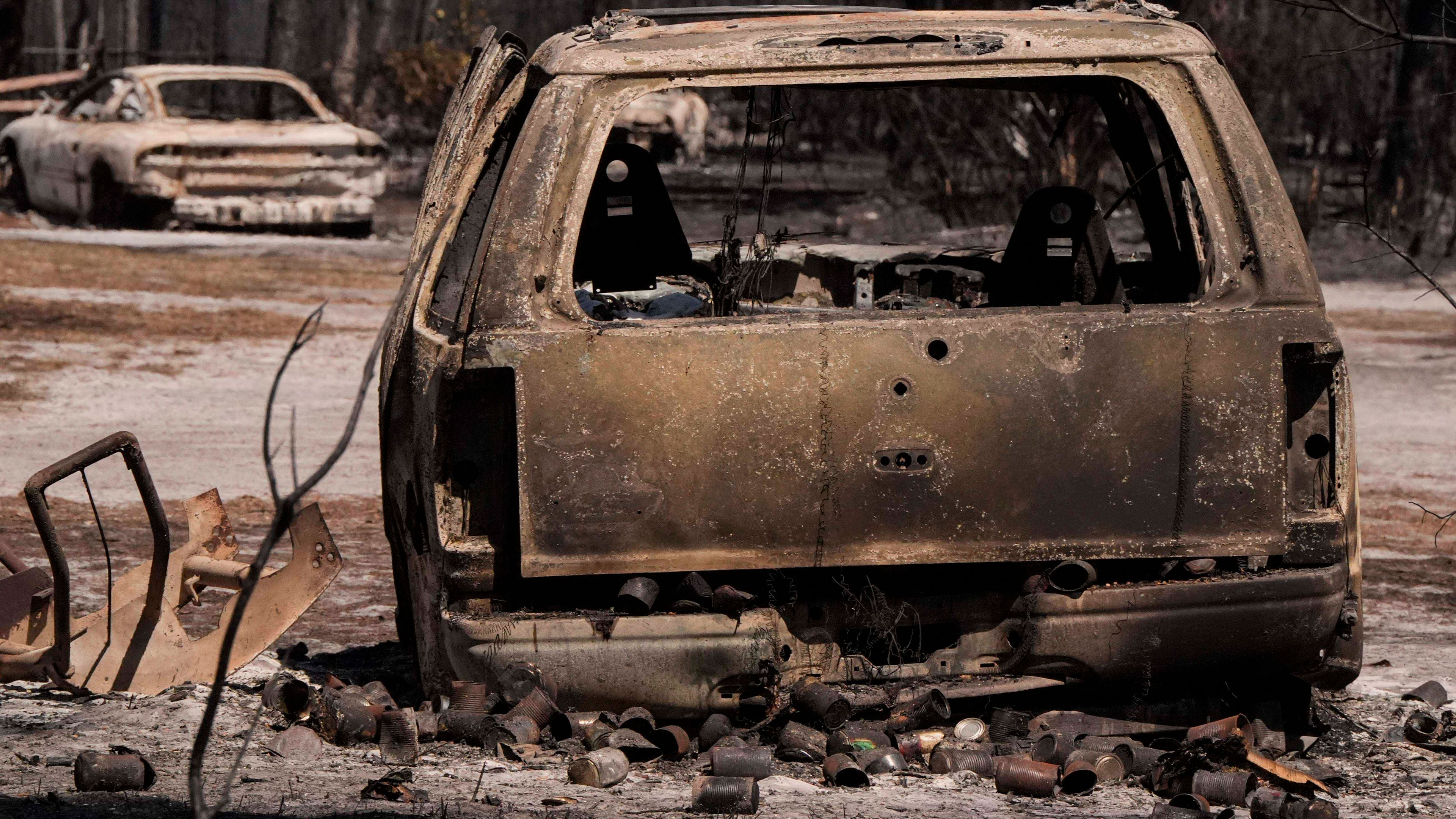 A burned vehicle sits near a destroyed home as the Brantley Highway 82 fire burns, Thursday, April 23, 2026, near Nahunta, Ga. (AP Photo/Mike Stewart)