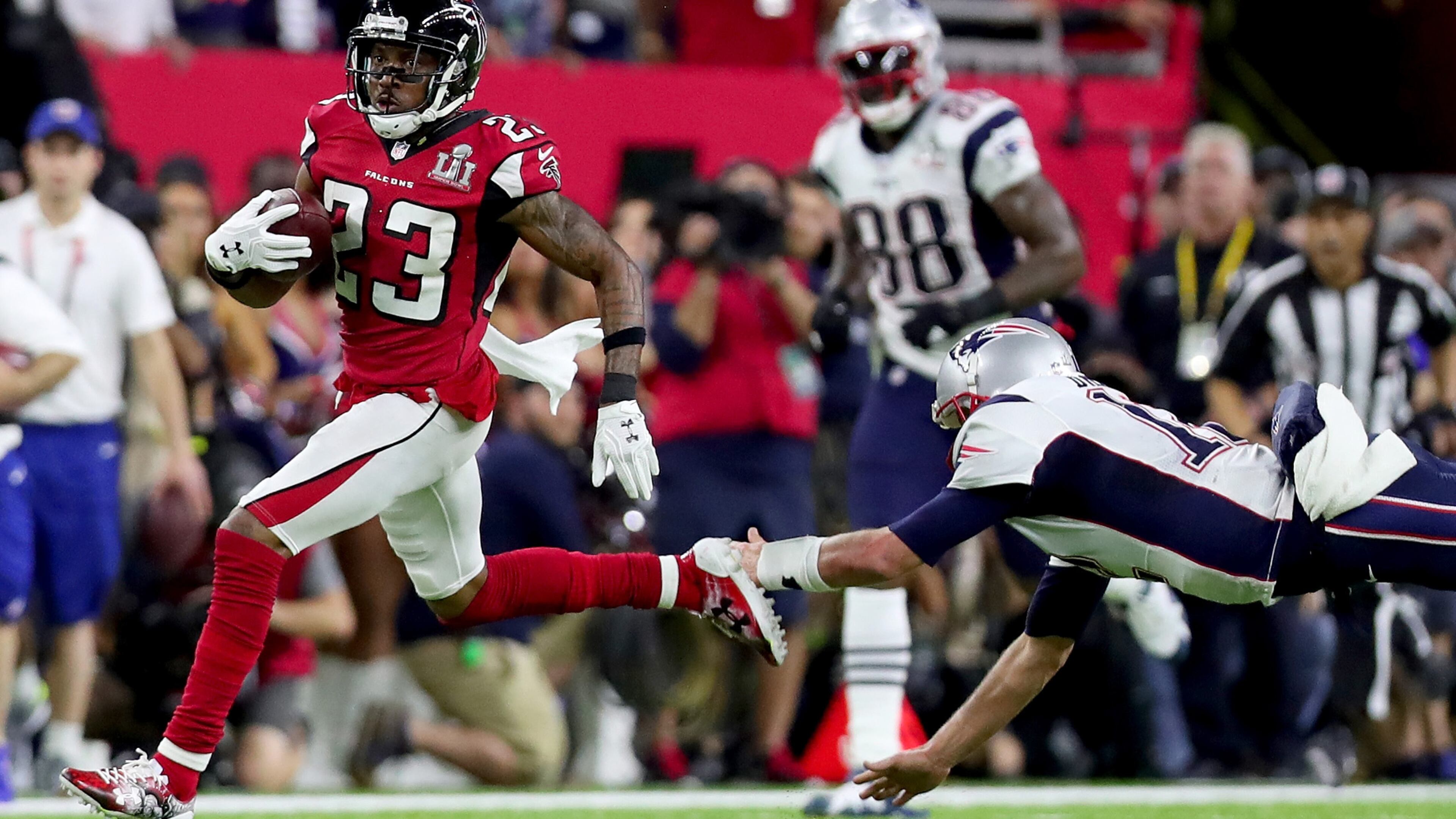 HOUSTON, TX - FEBRUARY 05: Robert Alford #23 of the Atlanta Falcons runs past Tom Brady #12 of the New England Patriots to score a touchdown on a 82 yard interception against the New England Patriots in the second quarter during Super Bowl 51 at NRG Stadium on February 5, 2017 in Houston, Texas. (Photo by Tom Pennington/Getty Images)