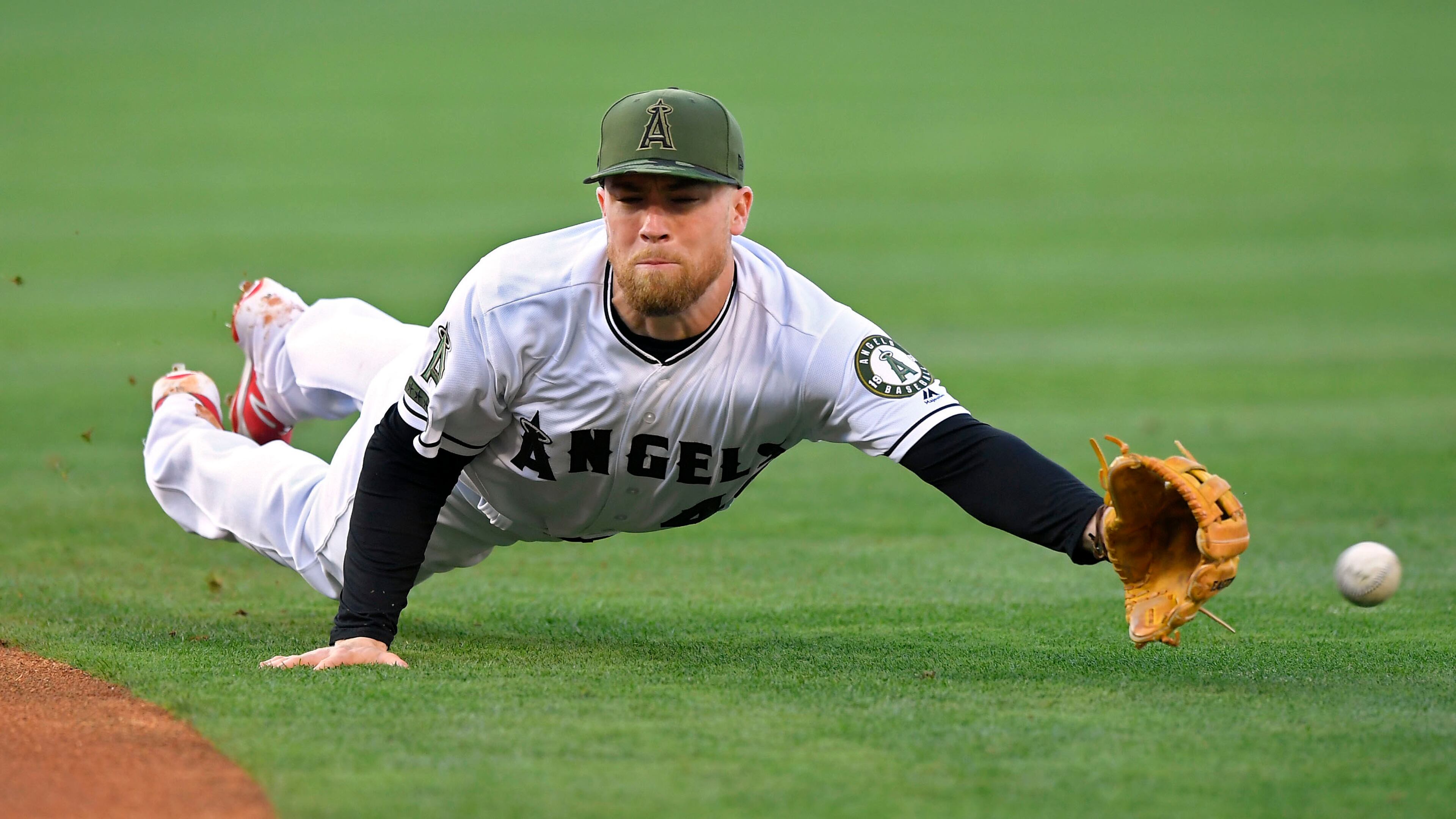 Los Angeles Angels second baseman Nolan Fontana can't reach a ball hit for an RBI single by Atlanta Braves' Rio Ruiz during the third inning of a baseball game, Monday, May 29, 2017, in Anaheim, Calif. (AP Photo/Mark J. Terrill)