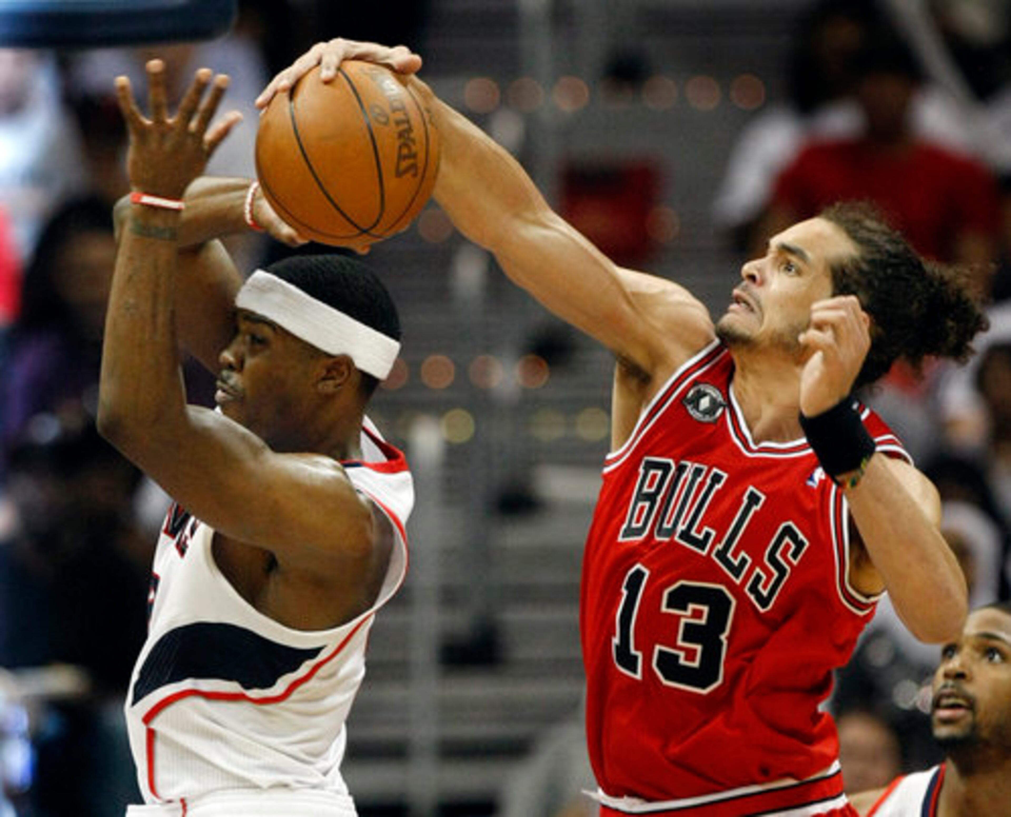 Joakim Noah comes from behind to make a steal from Joe Johnson.