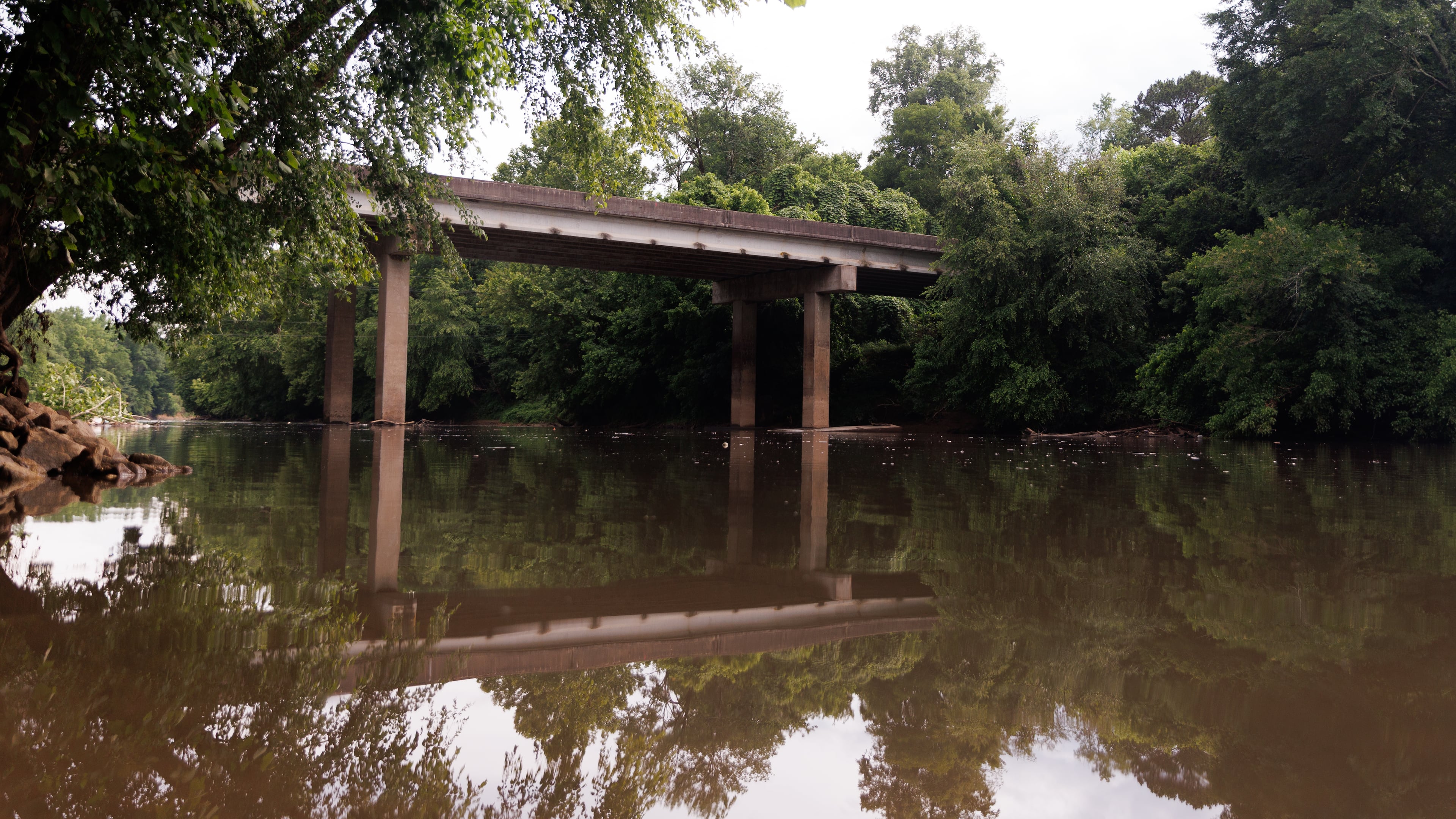 The Chattahoochee River is shown near the Hooch Boat Ramp off Fairburn Road near the city of Atlanta a few hours after a huge fish kill on May 22, 2026. (Estela Muñoz/AJC)