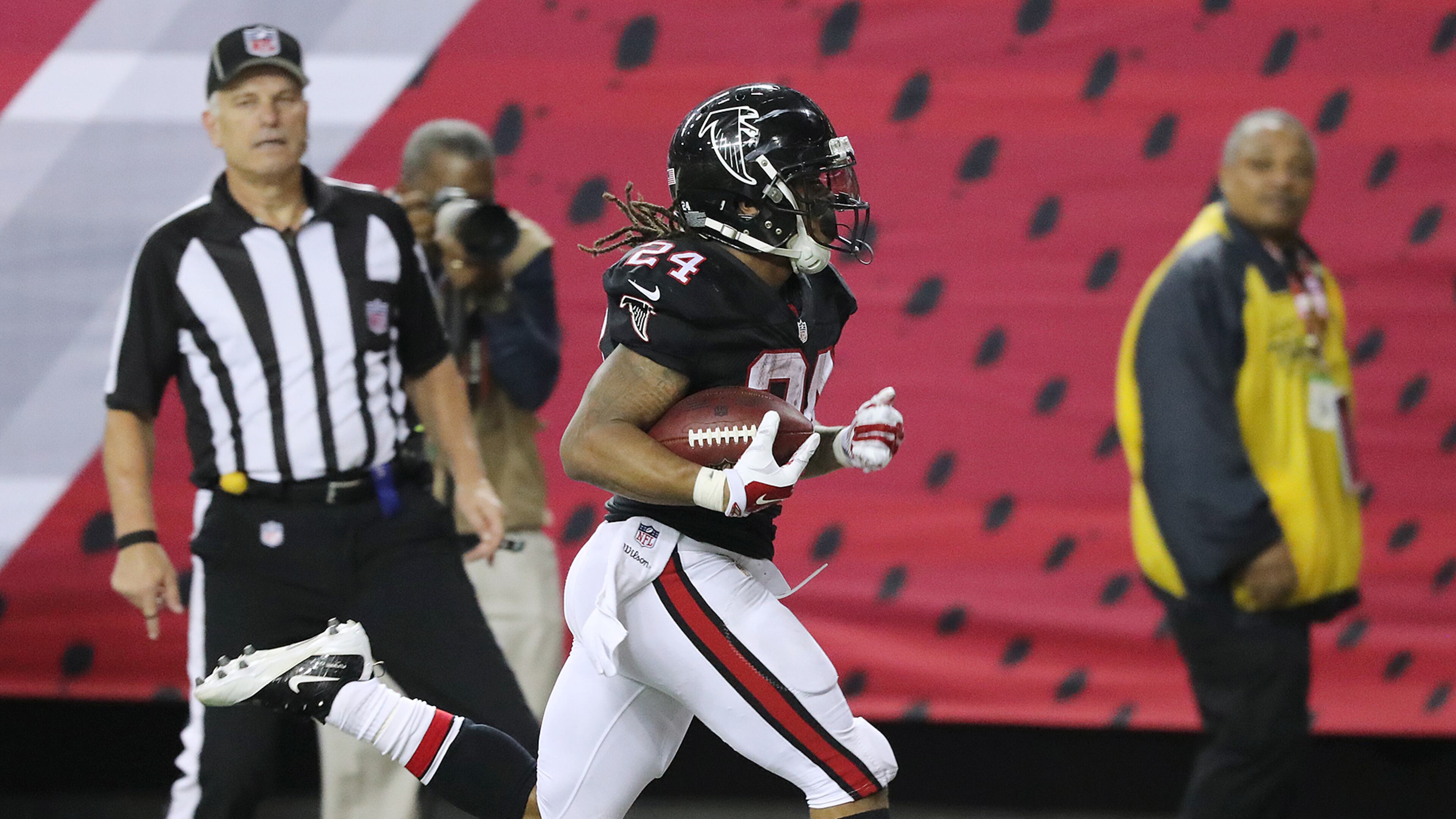 December 18, 2016, ATLANTA: Falcons running back Devonta Freeman cruises into the endzone for a long touchdown run and a 38-13 lead over the 49ers during the third quarter in an NFL football game on Sunday, Dec. 18, 2016, in Atlanta. Curtis Compton/ccompton@ajc.com