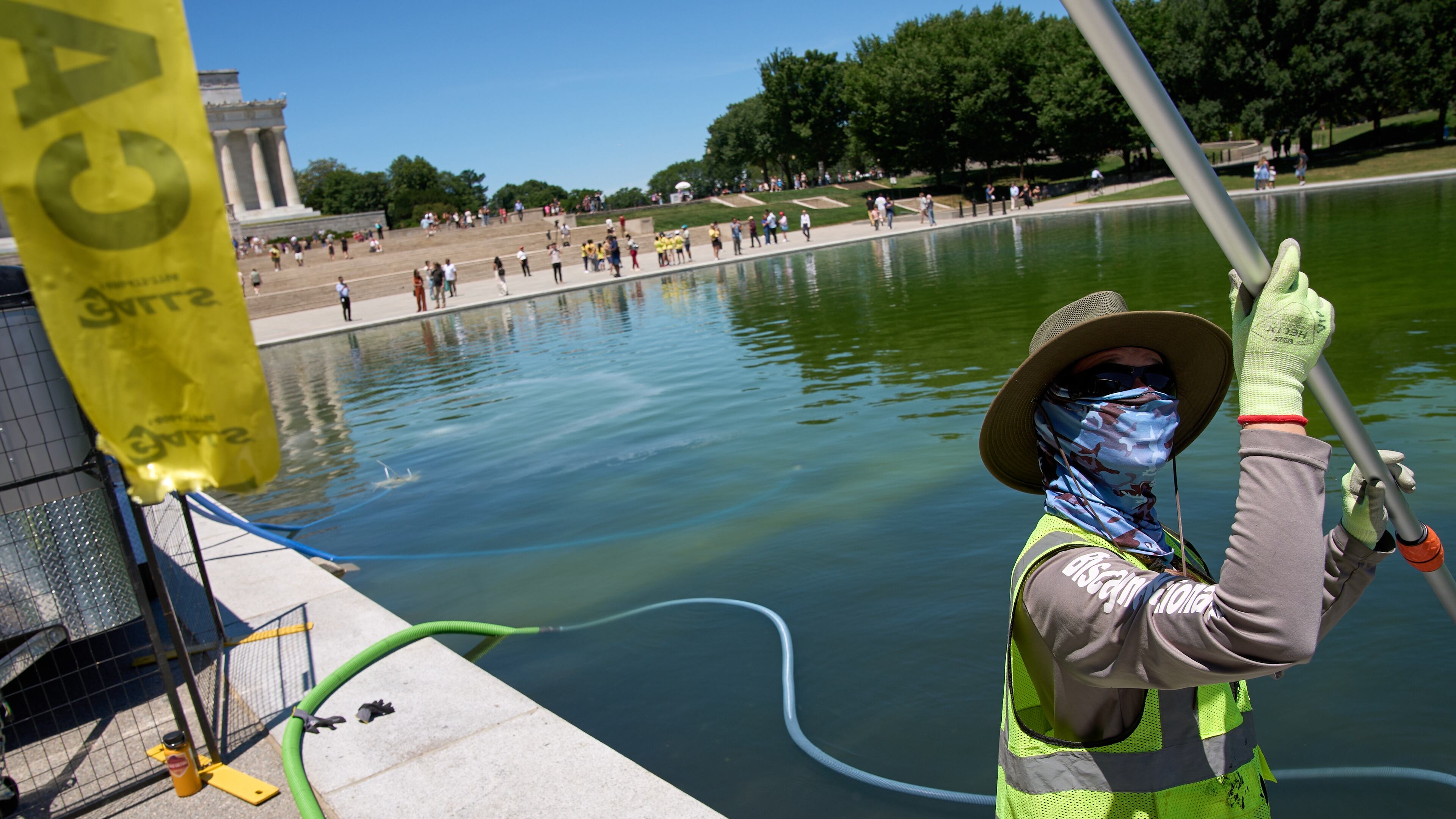 The reflecting pool is cleaned of algae, utilizing "ozone nano bubbles," by National Park Service employees and contractors, Tuesday, June 16, 2026, at the Lincoln Memorial Reflecting Pool in Washington. (AP Photo/Jacquelyn Martin)