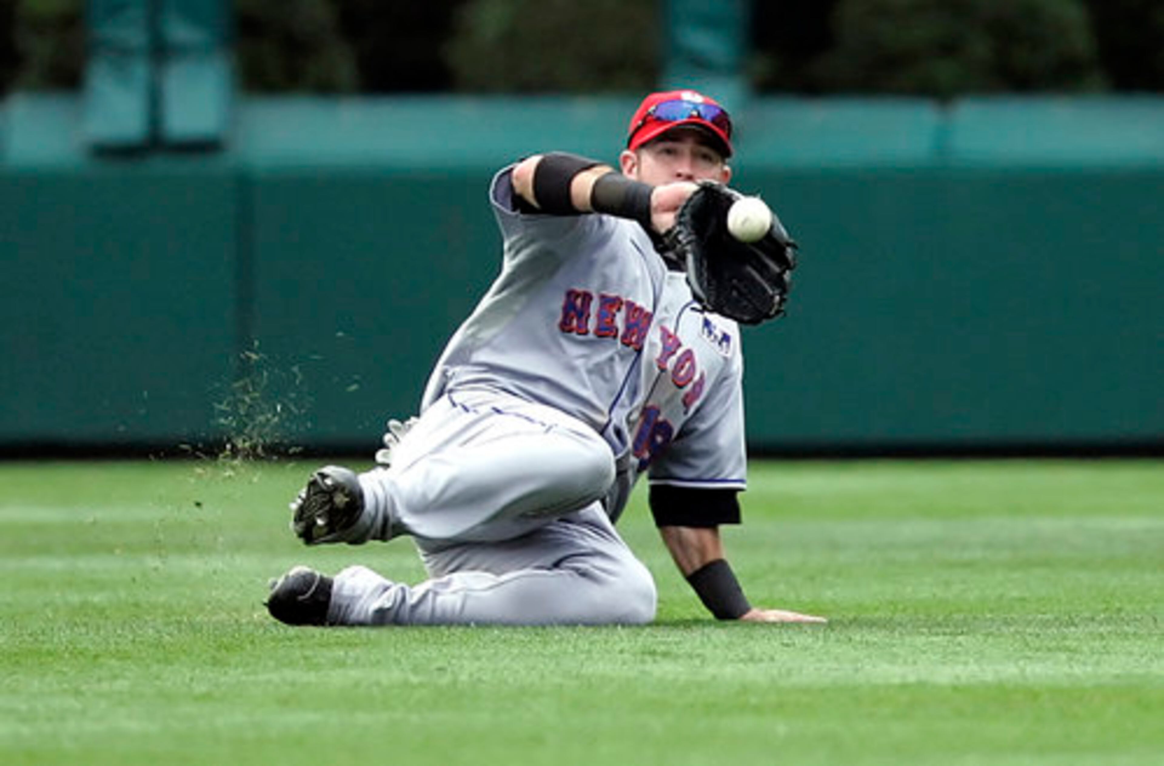 The Braves picked up outfielder Ryan Church from the Mets on Friday in a swap for right fielder Jeff Francoeur.