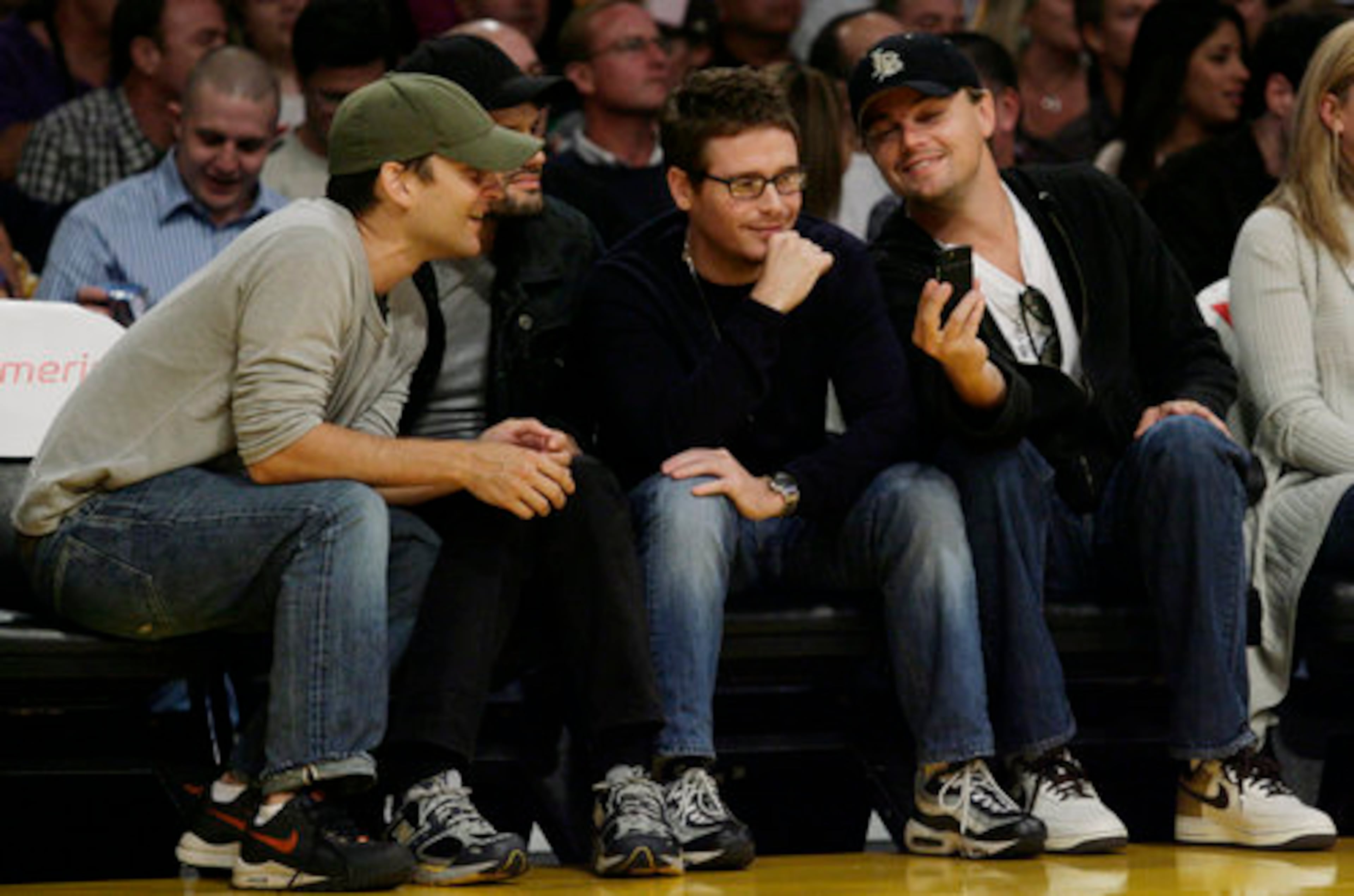 ENTOURAGE LIVE! Leonardo DiCaprio (right) shows his cell phone to Tobey Maguire (left) and Kevin Connolly during the Hornets-Lakers game in Los Angeles.