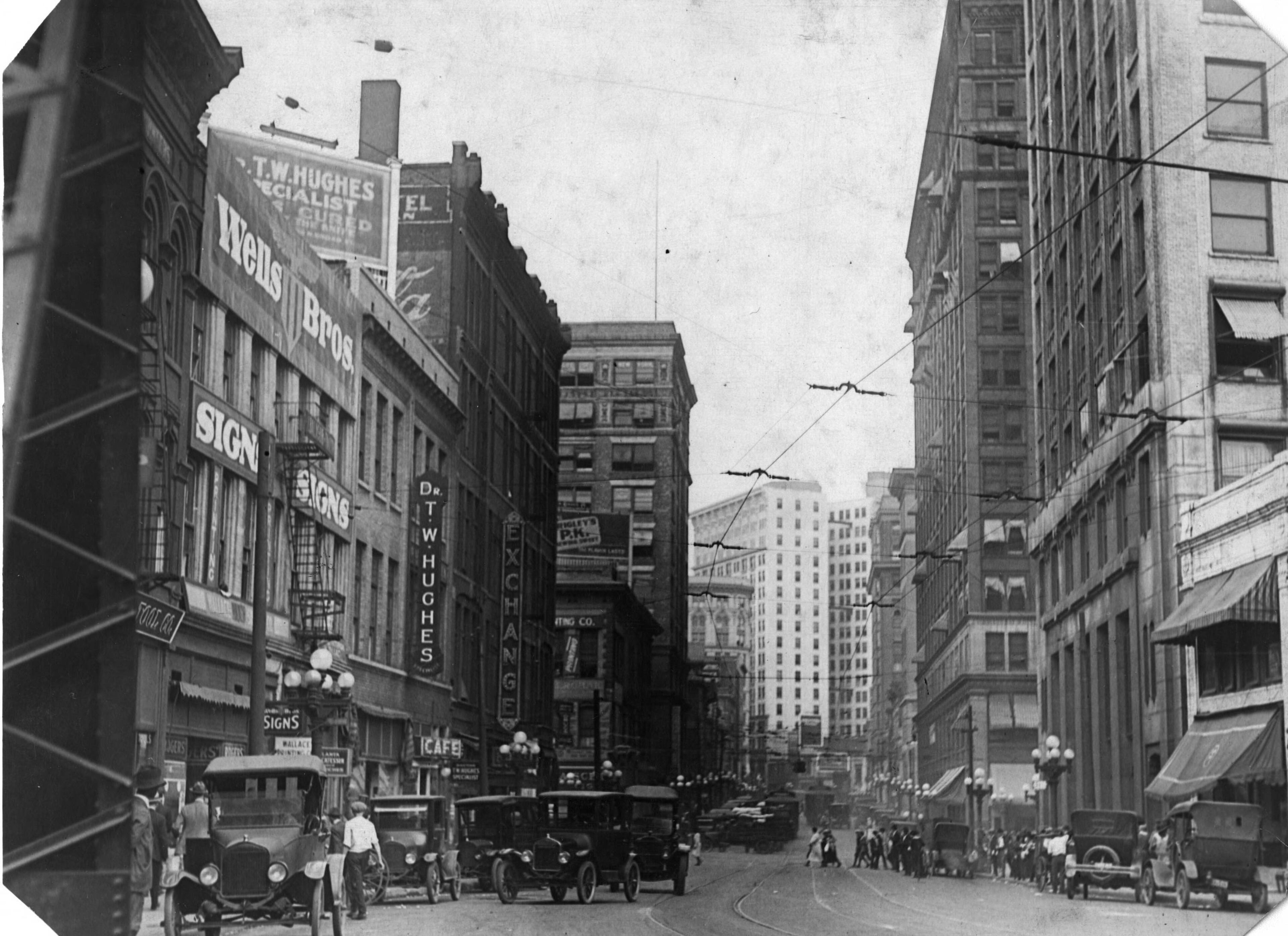 Intersection of North Broad Street and Marietta Street in the 1910s. The incription on the back reads: "North Broad St., at Marietta St., intersection. 12 1/2 Broad -- Wells Bros. signs. 24 -- Exchange Hotel. 44 -- Grant Bldg. 1910s."