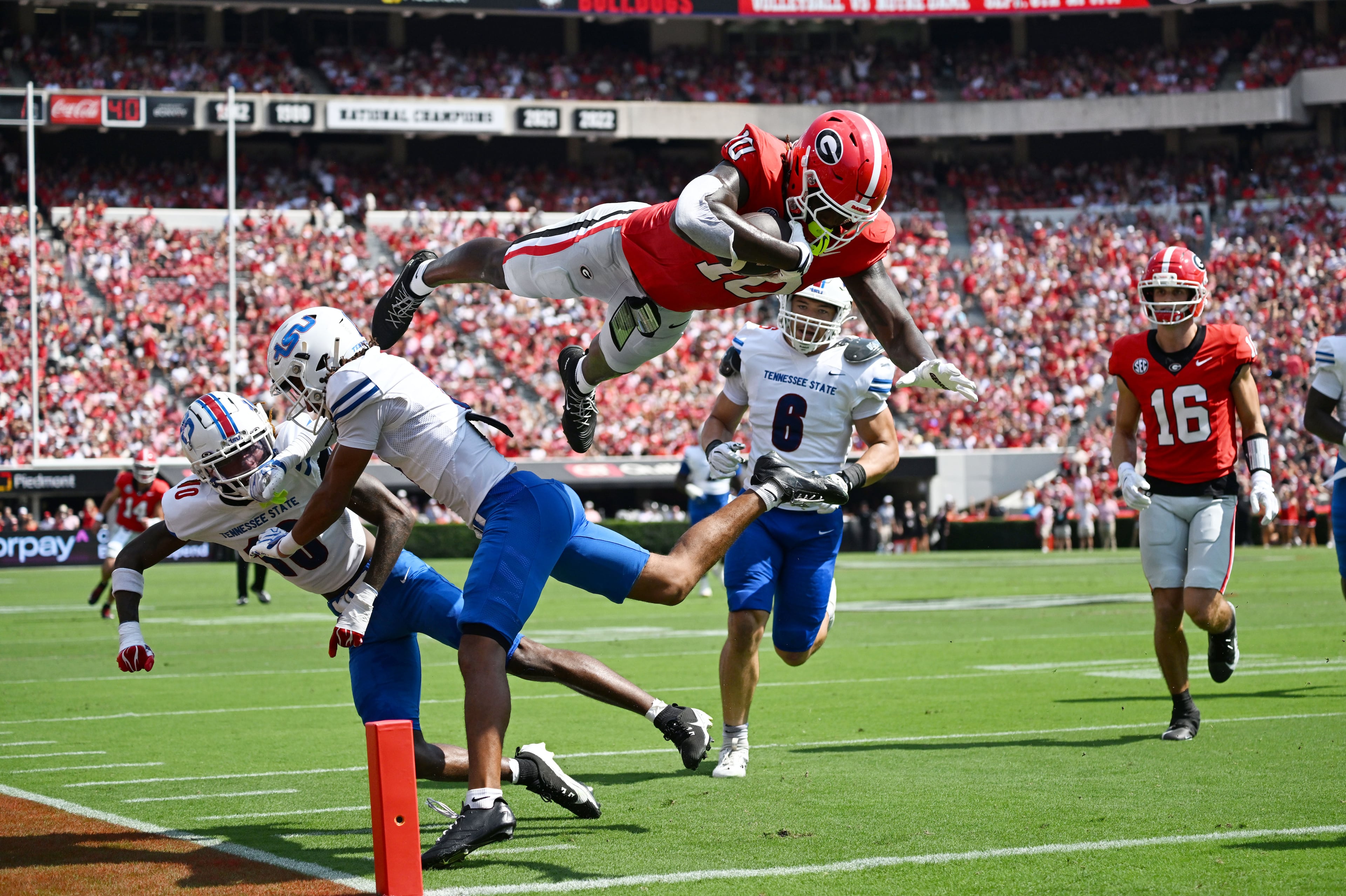 Georgia tight end Elyiss Williams dives into the end zone for a touchdown during the first half in an NCAA football game vs. Tennessee State at Sanford Stadium on Saturday, Sept. 5, 2026, in Athens, Ga. (Hyosub Shin/AJC)