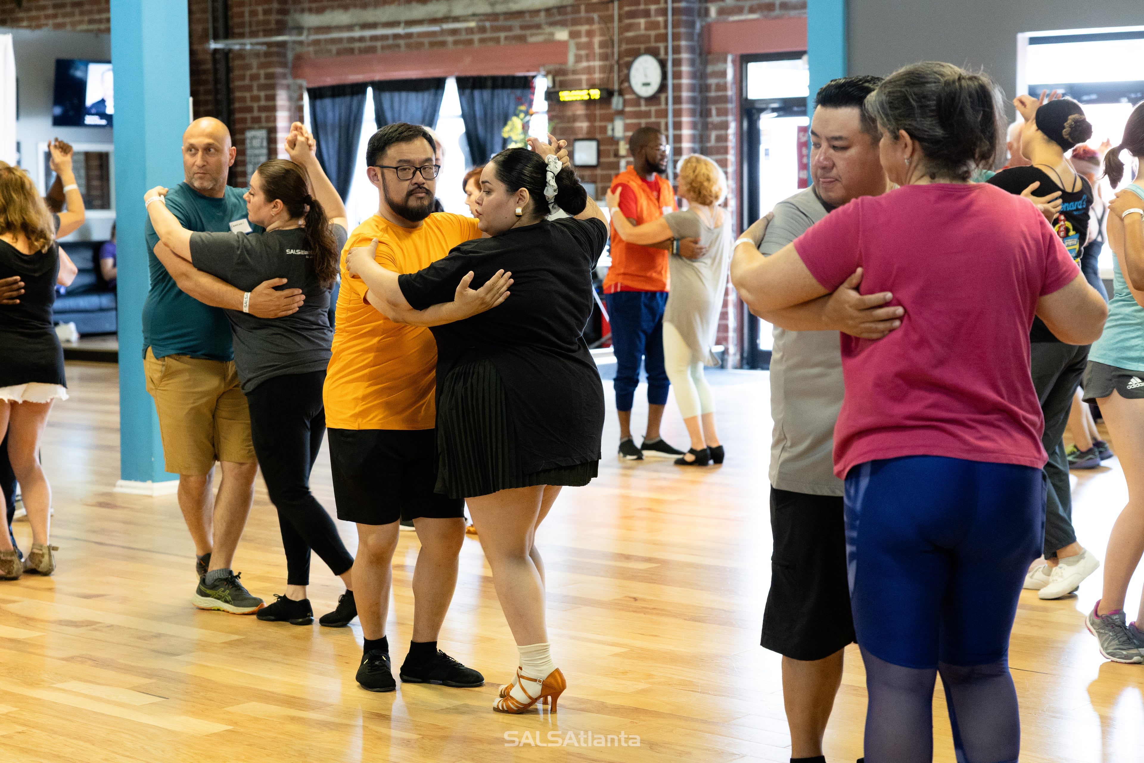 Students at SALSAtlanta class learn casino, a Cuban style of salsa dancing, as taught by instructor Julian Mejia. (Courtesy of Julian Mejia Photography)