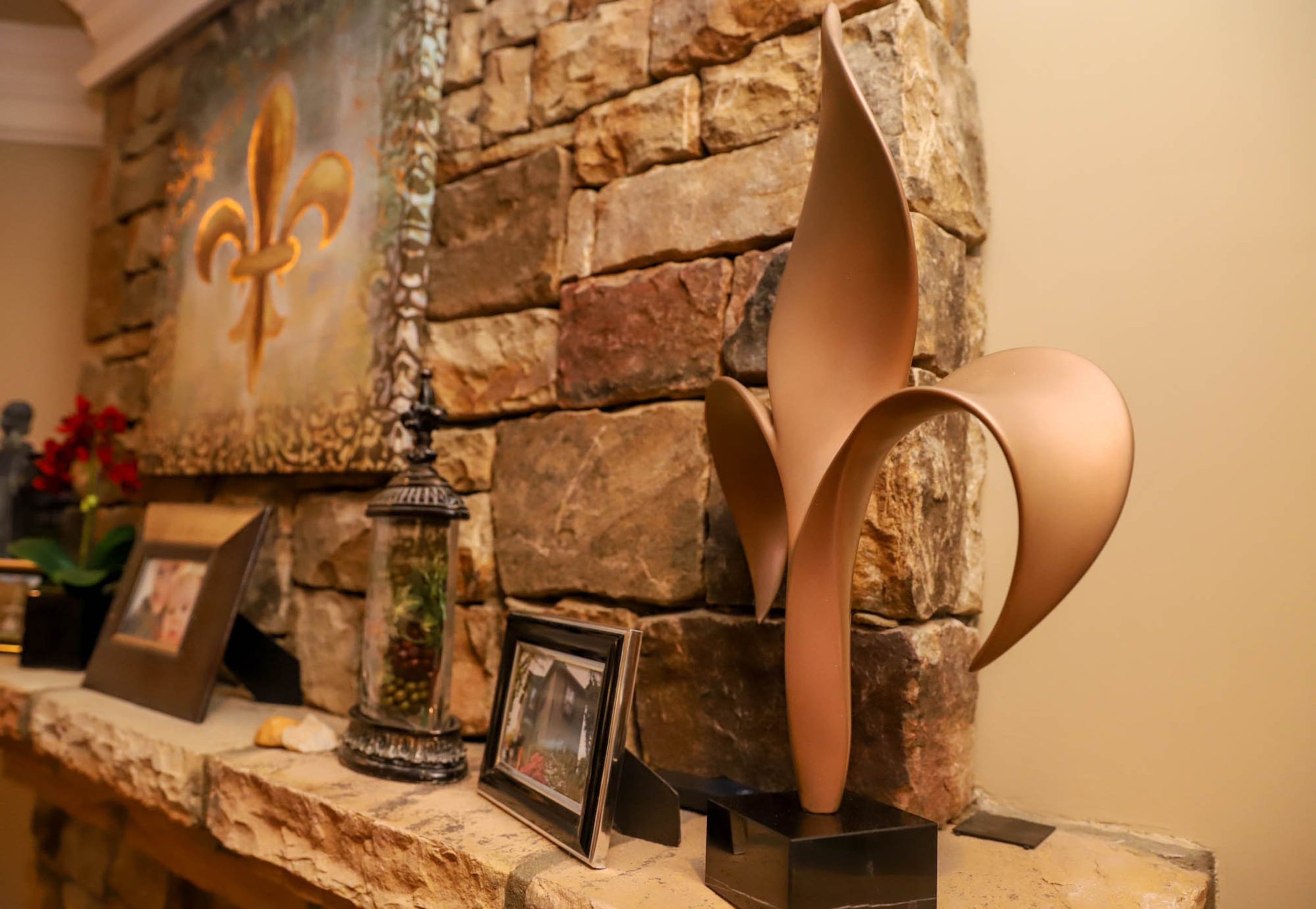 The fleur-de-lis sculpture on the mantel in the keeping room was a gift to homeowners Jean-Francois and Martha Morizur from the artist Bob Zasadny. Zasadny knew of Martha’s love of the fleur-de-lis, and he created the piece to go with the couple’s decor, which reflects Jean-Francois’ French roots. Text by Shannon Dominy. Photo by Reynolds Rogers.