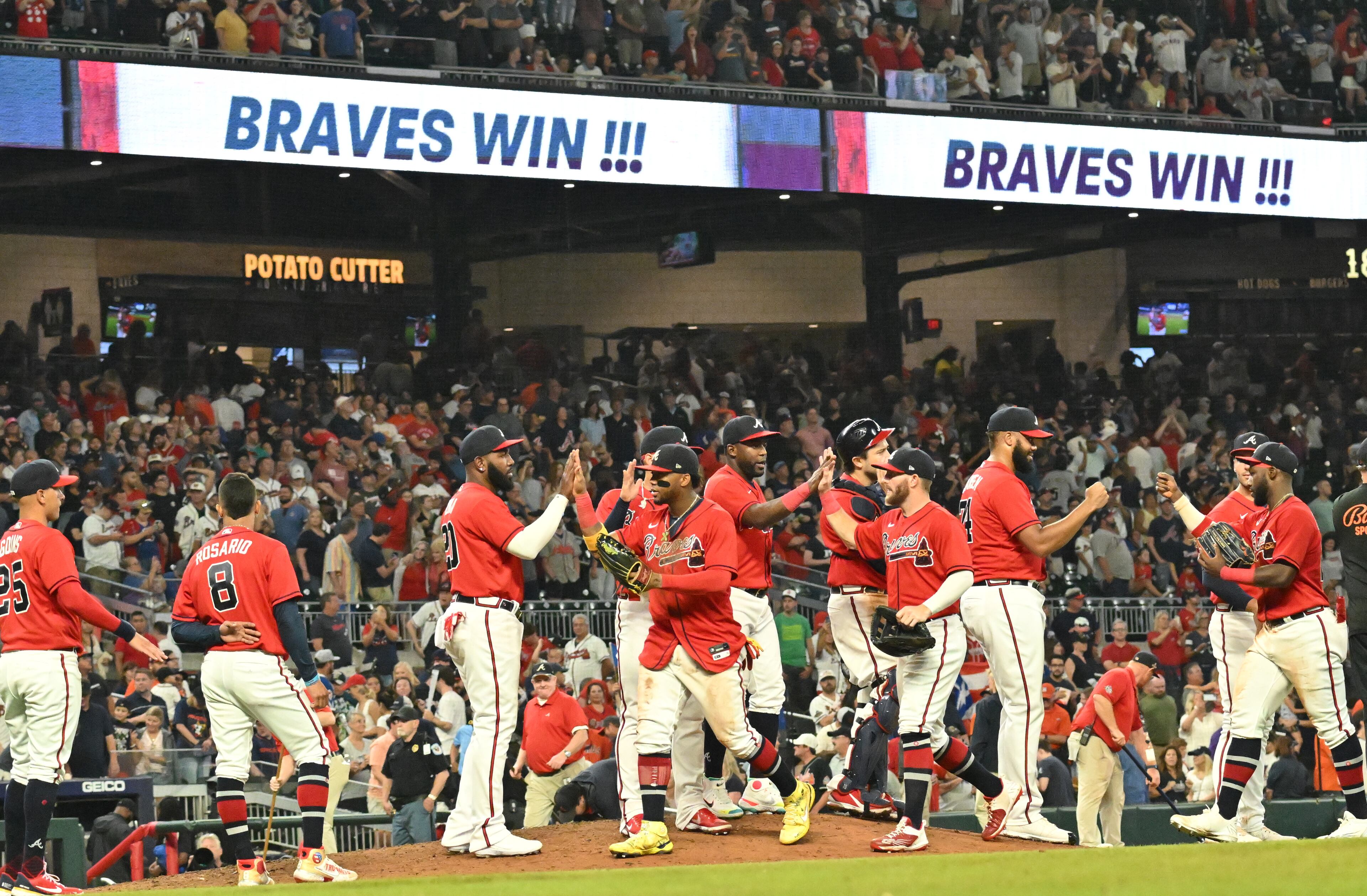 August 19 , 2022 Atlanta - Atlanta Braves' players celebrate their victory at Truist Park on Friday, August 19, 2022. Atlanta Braves won 6-2 over Houston Astros. (Hyosub Shin / Hyosub.Shin@ajc.com)