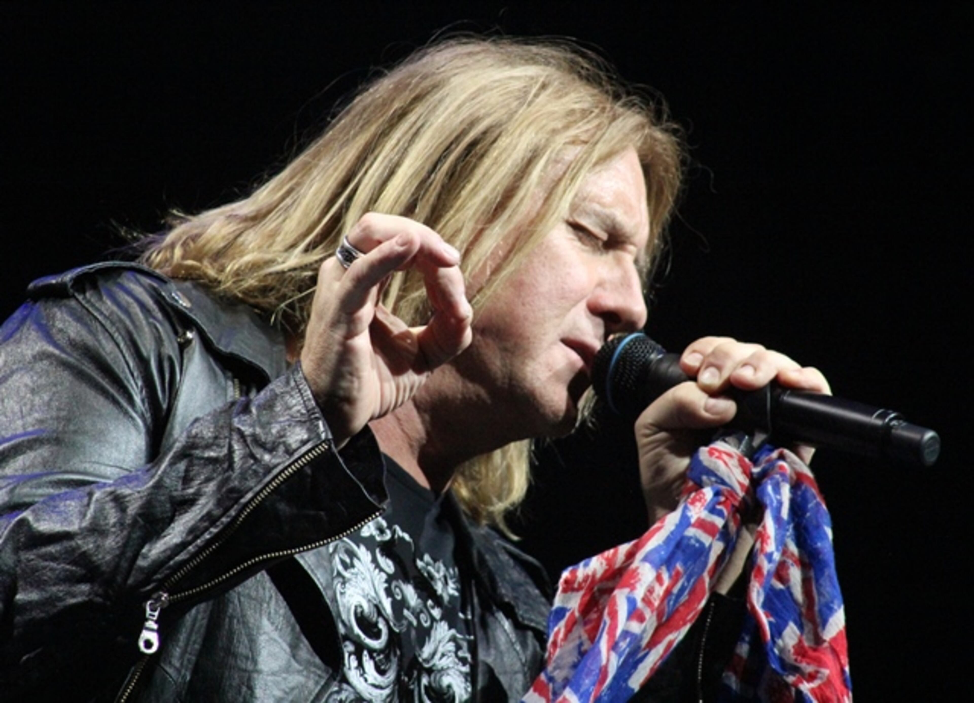 Def Leppard frontman Joe Elliott makes sure to hit the right note in "Animal." The band headlined at Lakewood Amphitheatre on May 3, 2017. Photo: Melissa Ruggieri