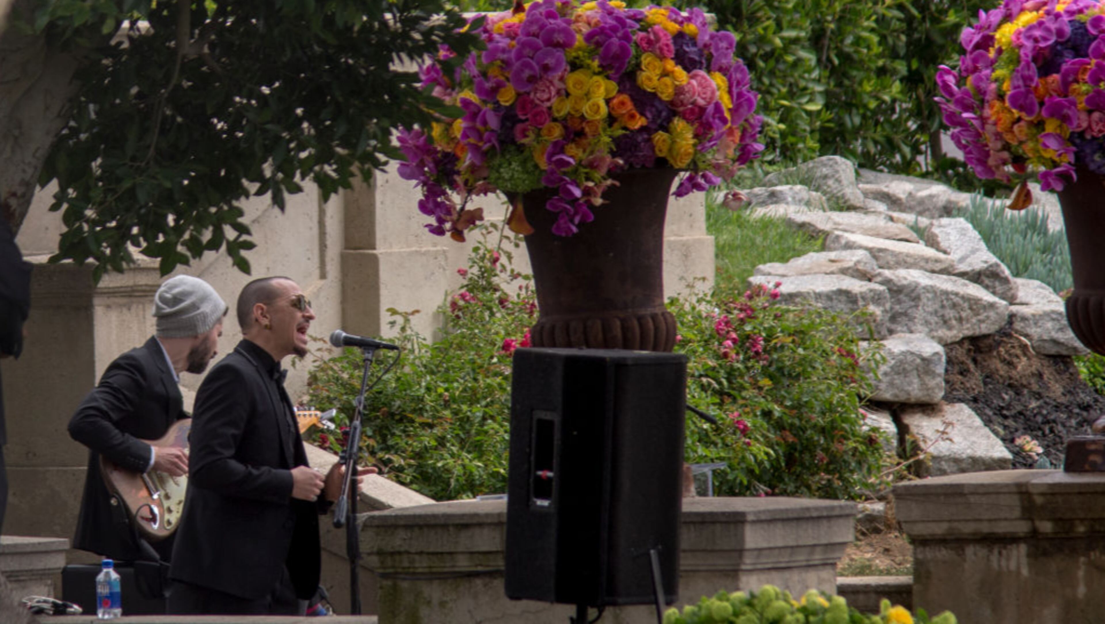 Brad Delson and Chester Bennington perfom during funeral services for Soundgarden frontman Chris Cornell at Hollywood Forever Cemetery on May 26, 2017 in Hollywood, California. The grunge-rock icon was pronounced dead in the early morning hours of May 18 after a Soundgarden performance that evening in Detroit. He was 52. (Photo by David McNew/Getty Images)