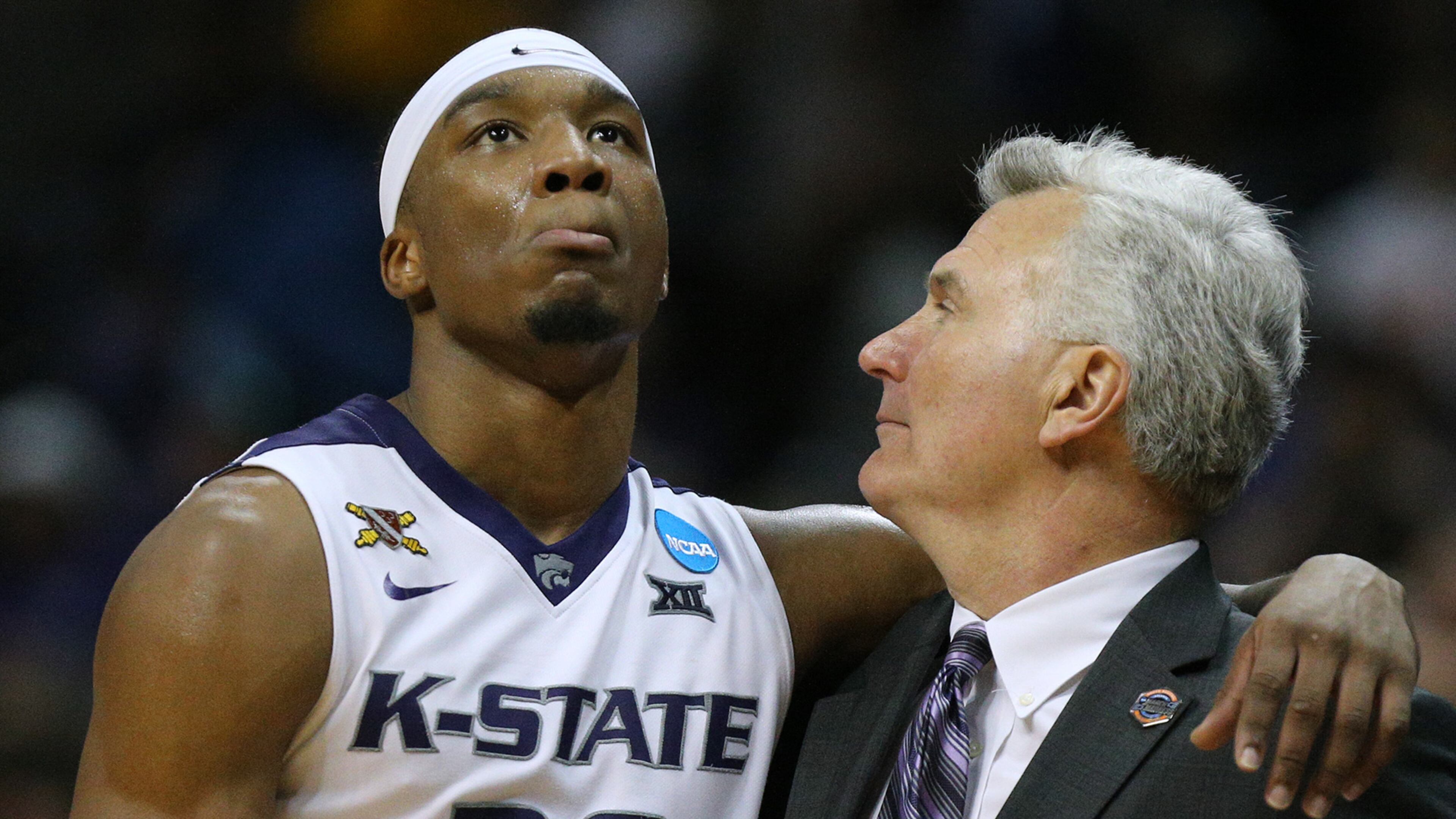 Kansas State head coach Bruce Weber consoles forward Xavier Sneed after the Wildcats 78-62 regional final loss to Loyola Chicago. (Curtis Compton/ccompton@ajc.com)