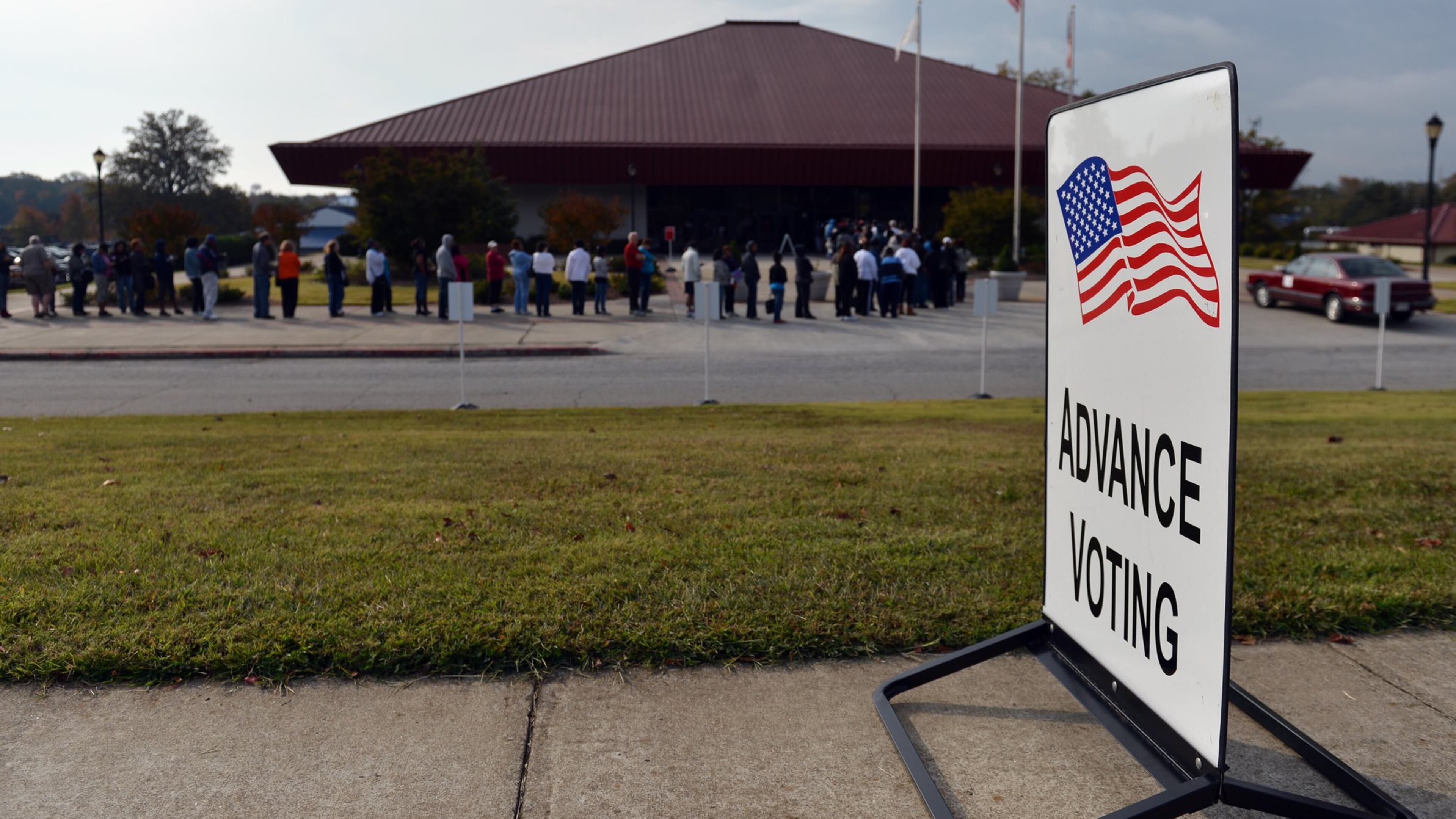 Hundreds of voters waited in line at the Cobb County Civic Center to vote early in October 2012. Local counties are expanding early voting hours and locations for 2016 in anticipation of another big election year. BRANT SANDERLIN / BSANDERLIN@AJC.COM