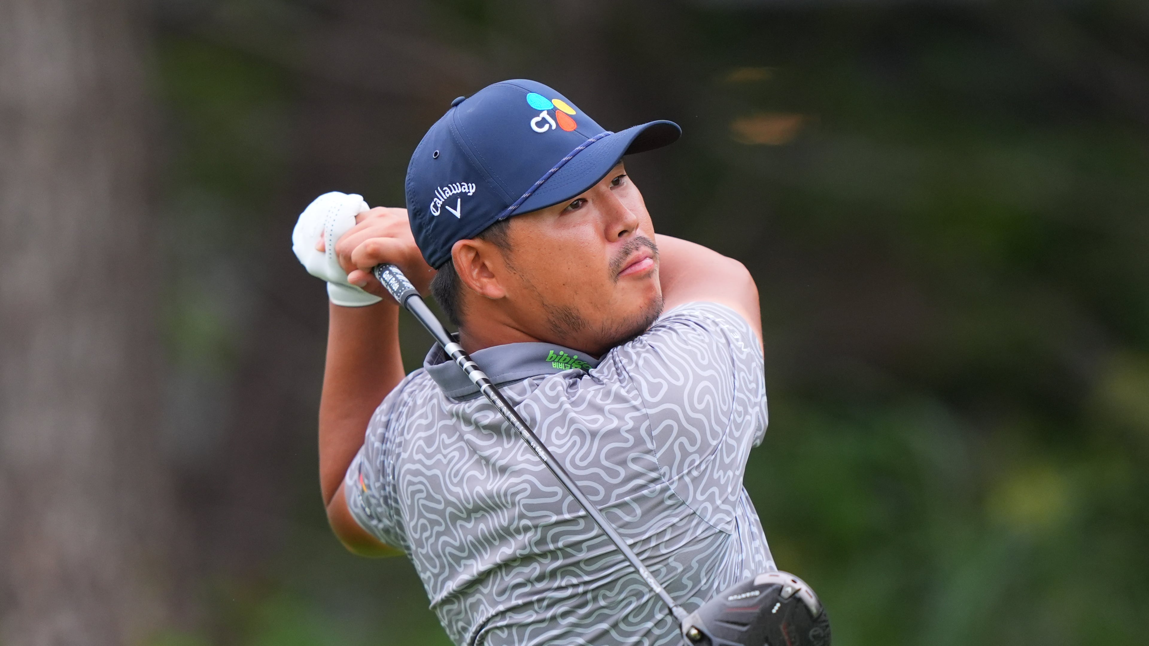 Si Woo Kim, of South Korea, watches his tee shot on the 14th hole during the first round of the Byron Nelson golf tournament in McKinney, Texas, Thursday, May 21, 2026. (AP Photo/LM Otero)