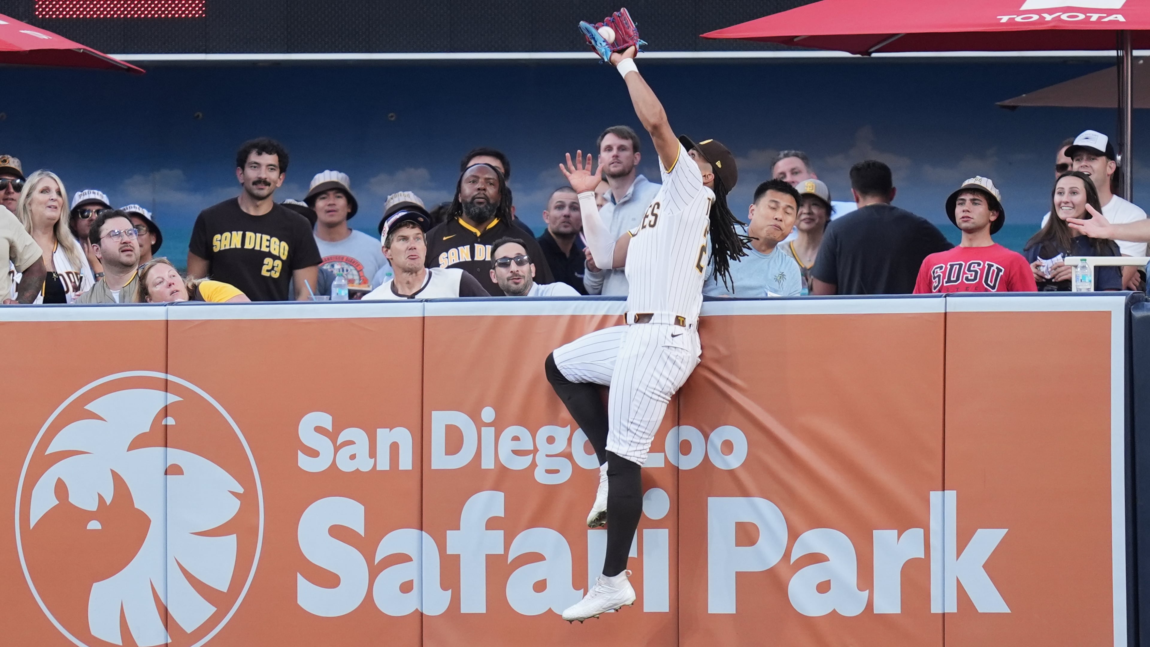San Diego Padres right fielder Fernando Tatis Jr. makes the catch above the wall for the out on a sacrifice fly by San Francisco Giants' Rafael Devers during the first inning of a baseball game Thursday, July 30, 2026, in San Diego. (AP Photo/Gregory Bull)
