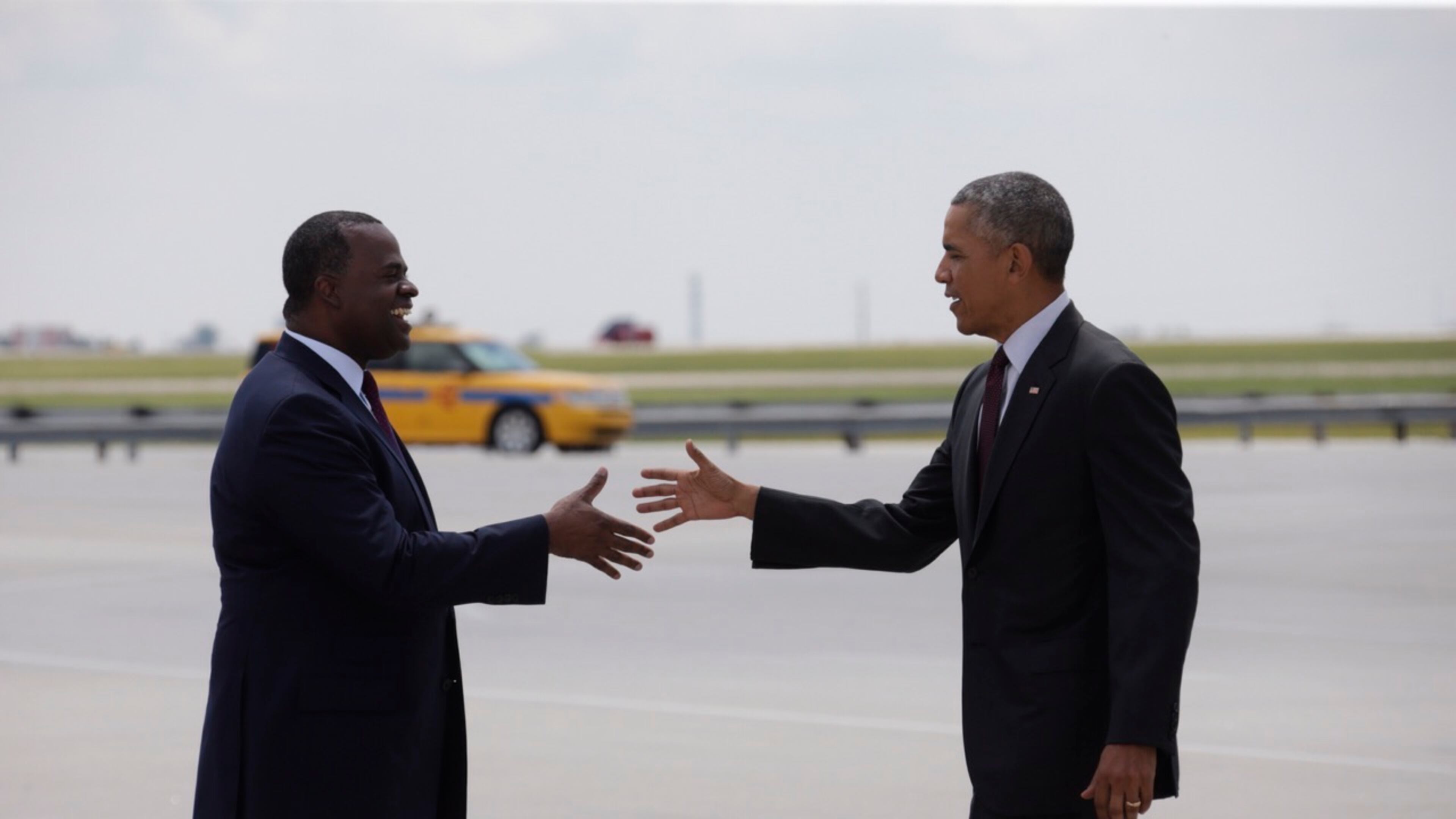 Atlanta Mayor Kasim Reed greets President Barack Obama after Air Force One landed in Atlanta on Aug. 1, 2016. (Bob Andres, bandres@ajc.com)