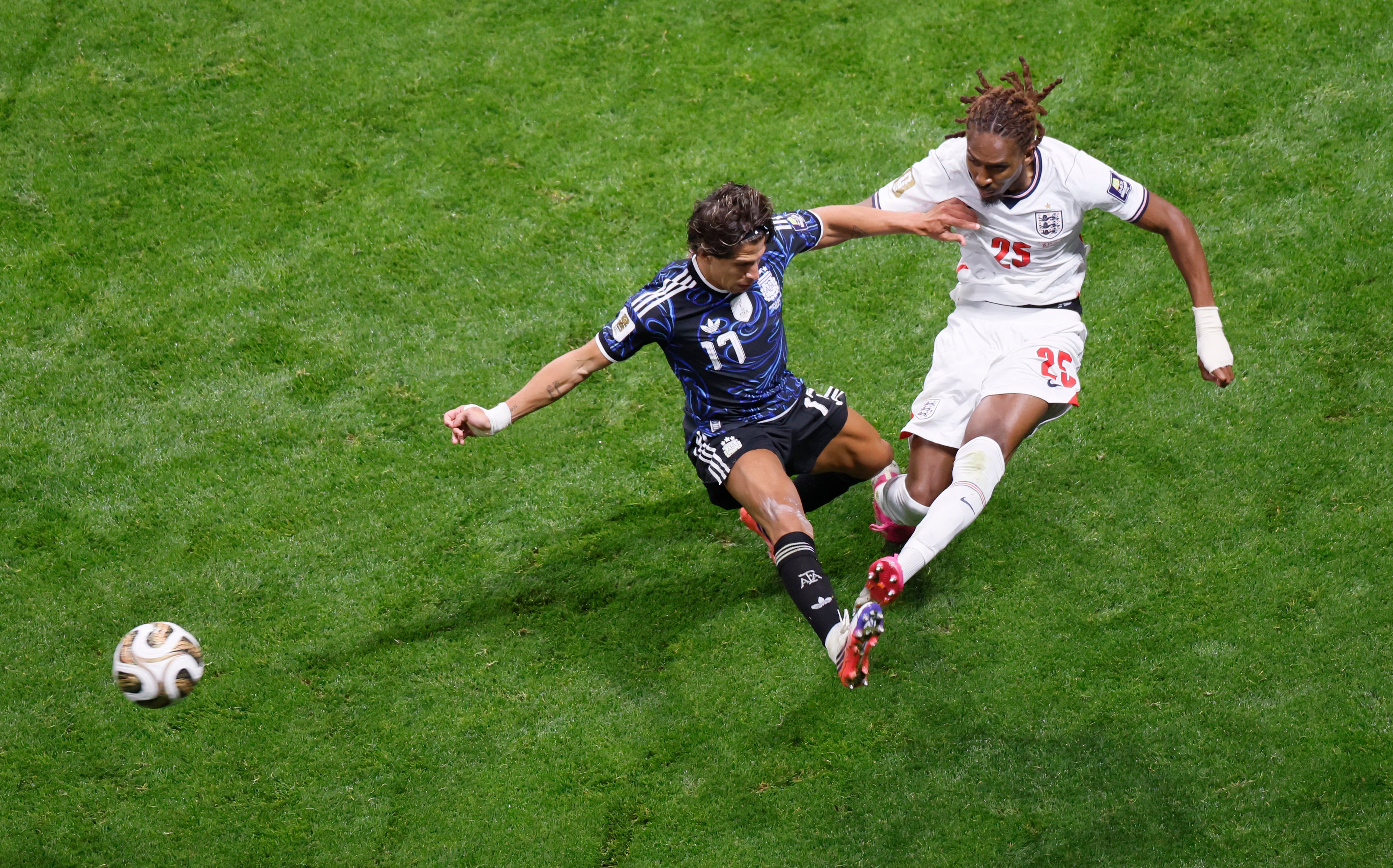 Argentina's Giuliano Simeone, left and England's Djed Spence battle for ball during second half of Argentina vs. England FIFA World Cup Semifinal match at Atlanta Stadium (Mercedes-Benz Stadium) on Wednesday, July 15, 2026. (Miguel Martinez/AJC)