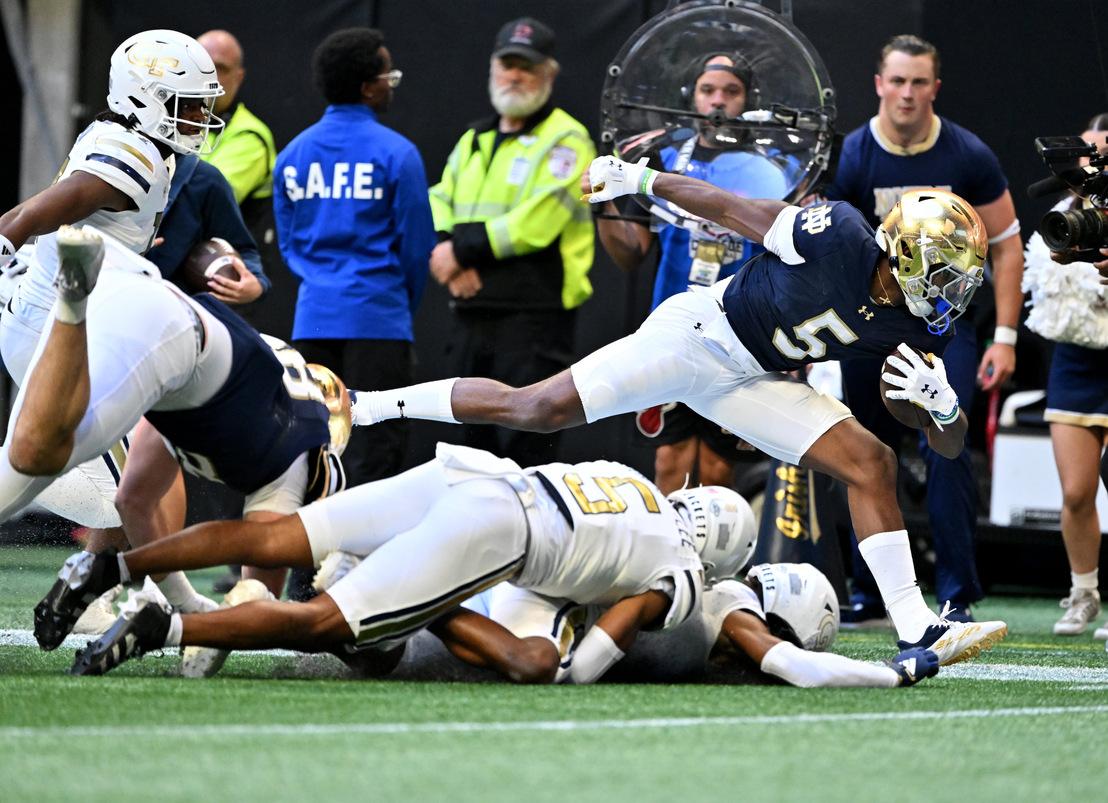Notre Dame wide receiver Beaux Collins (5) runs down the sidelines until he is pushed out during the first half in an NCAA football game at Mercedes-Benz Stadium, Saturday, October 19, 2024, in Atlanta. Notre Dame won 31-13 over Georgia Tech. (Hyosub Shin / AJC)