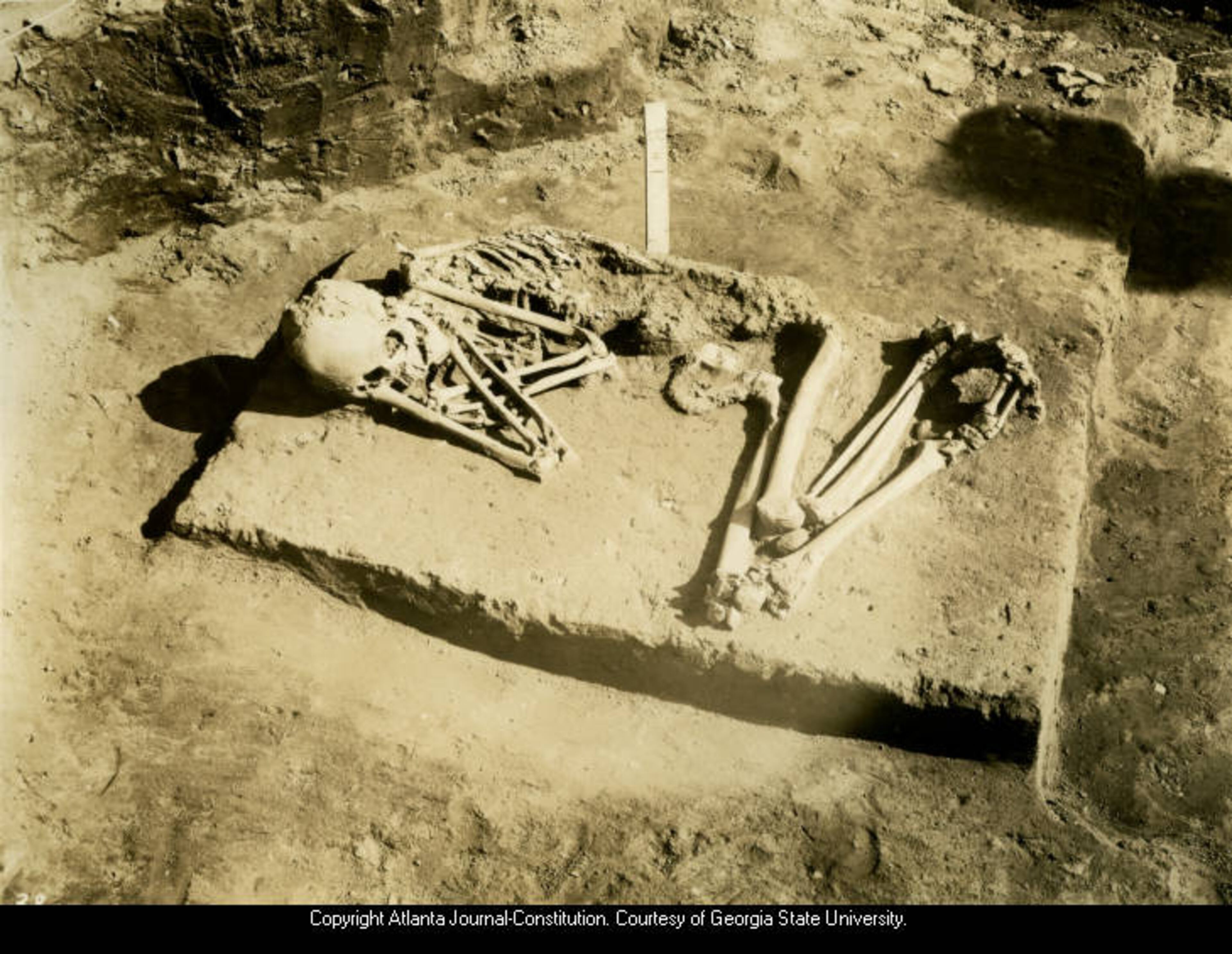 1936 -- Skeleton in fetal position found inside Ocmulgee Indian Ceremonial Mound. Macon. AJC PHOTO ARCHIVES