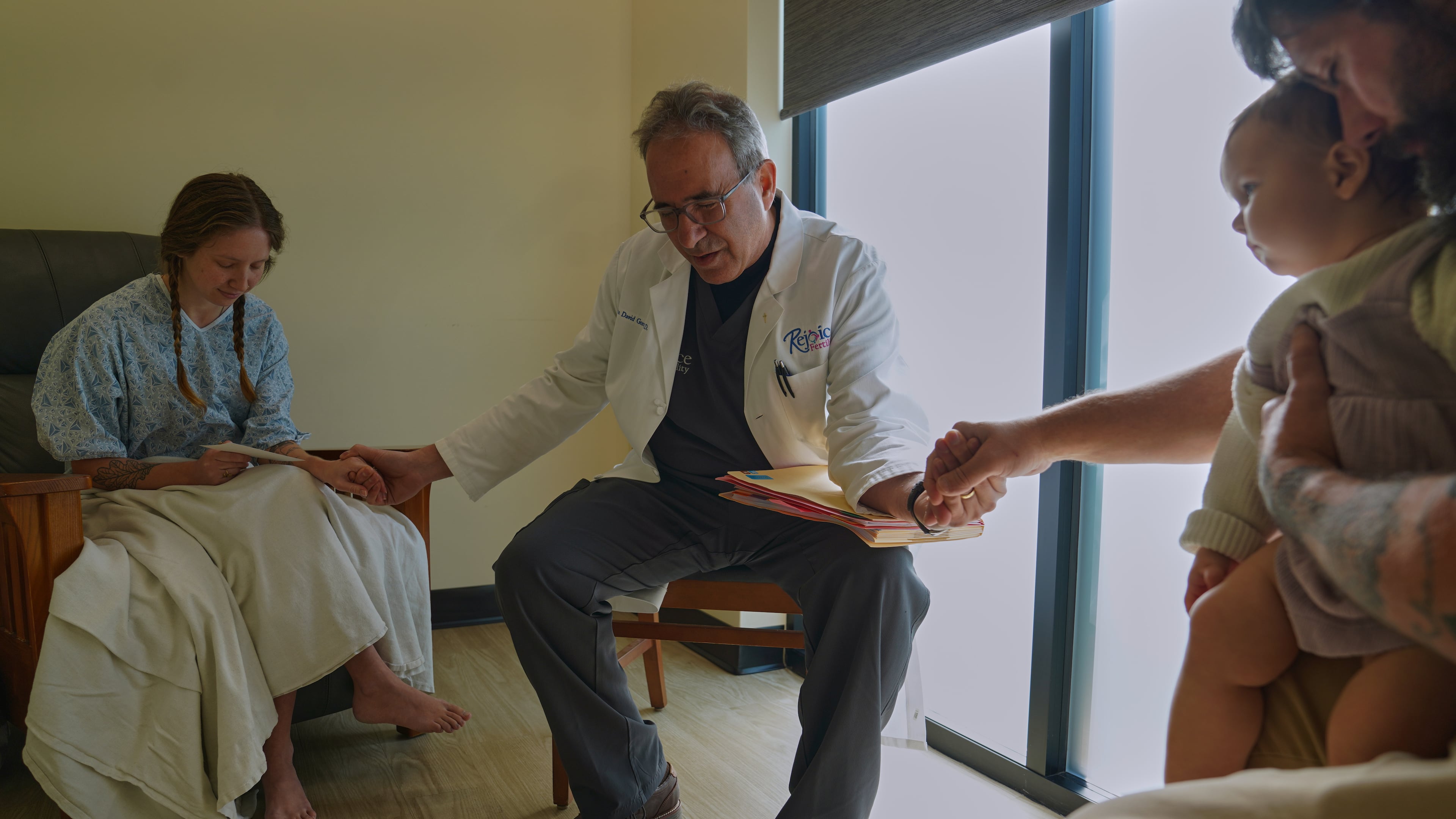 Dr. John Gordon, center, prays with a family before an embryo transfer at Rejoice Fertility, Sunday, Jan. 11, 2026, in Knoxville, Tenn. (AP Photo/Jessie Wardarski)
